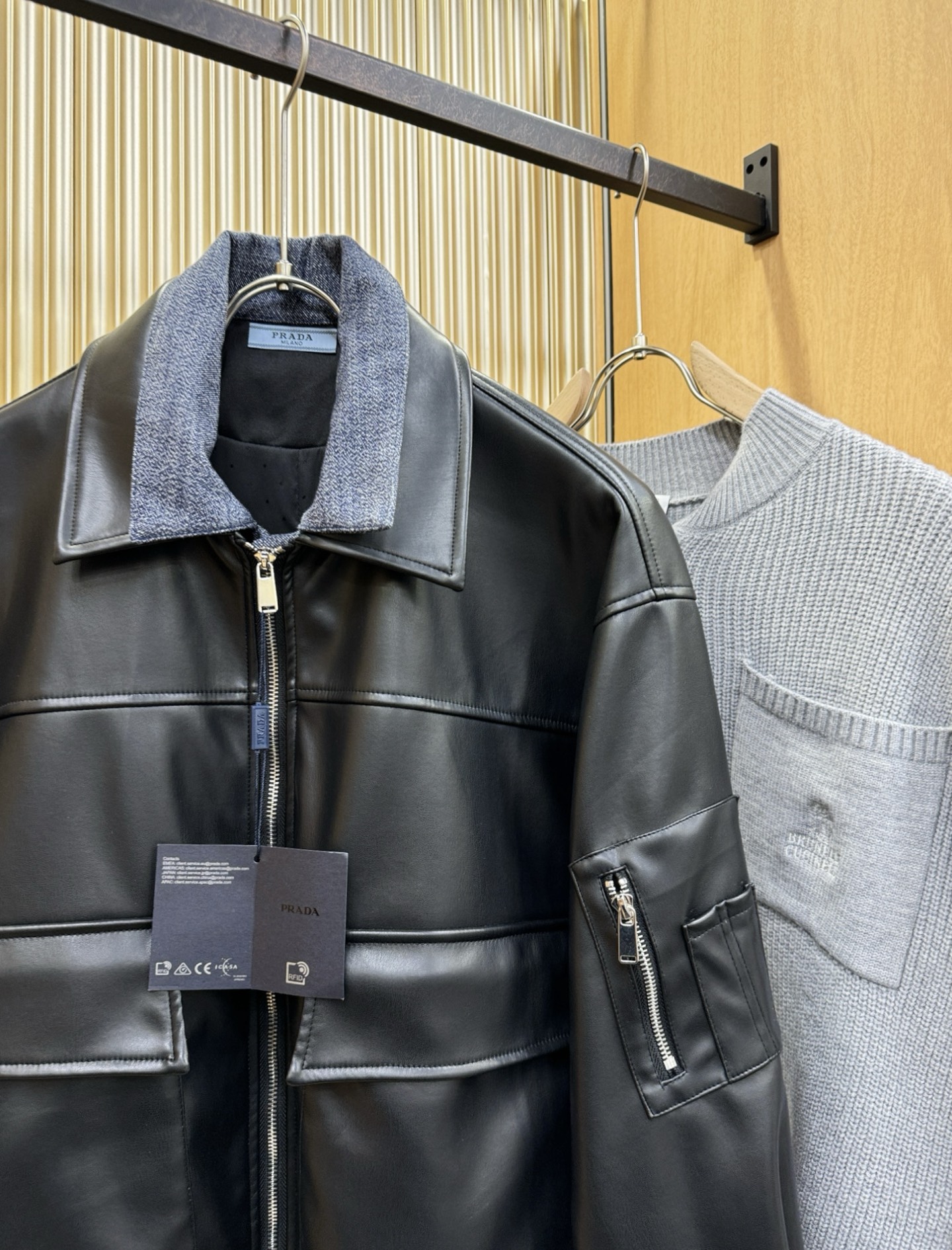 PRADA 普拉达 2025走秀款假两件皮衣外套，料选蛋白皮面料，蛋白皮是一种加入蚕丝人造皮。透气，吸湿