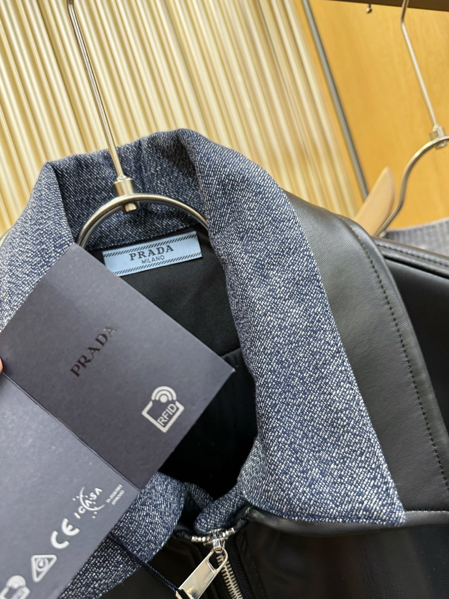 PRADA 普拉达 2025走秀款假两件皮衣外套，料选蛋白皮面料，蛋白皮是一种加入蚕丝人造皮。透气，吸湿