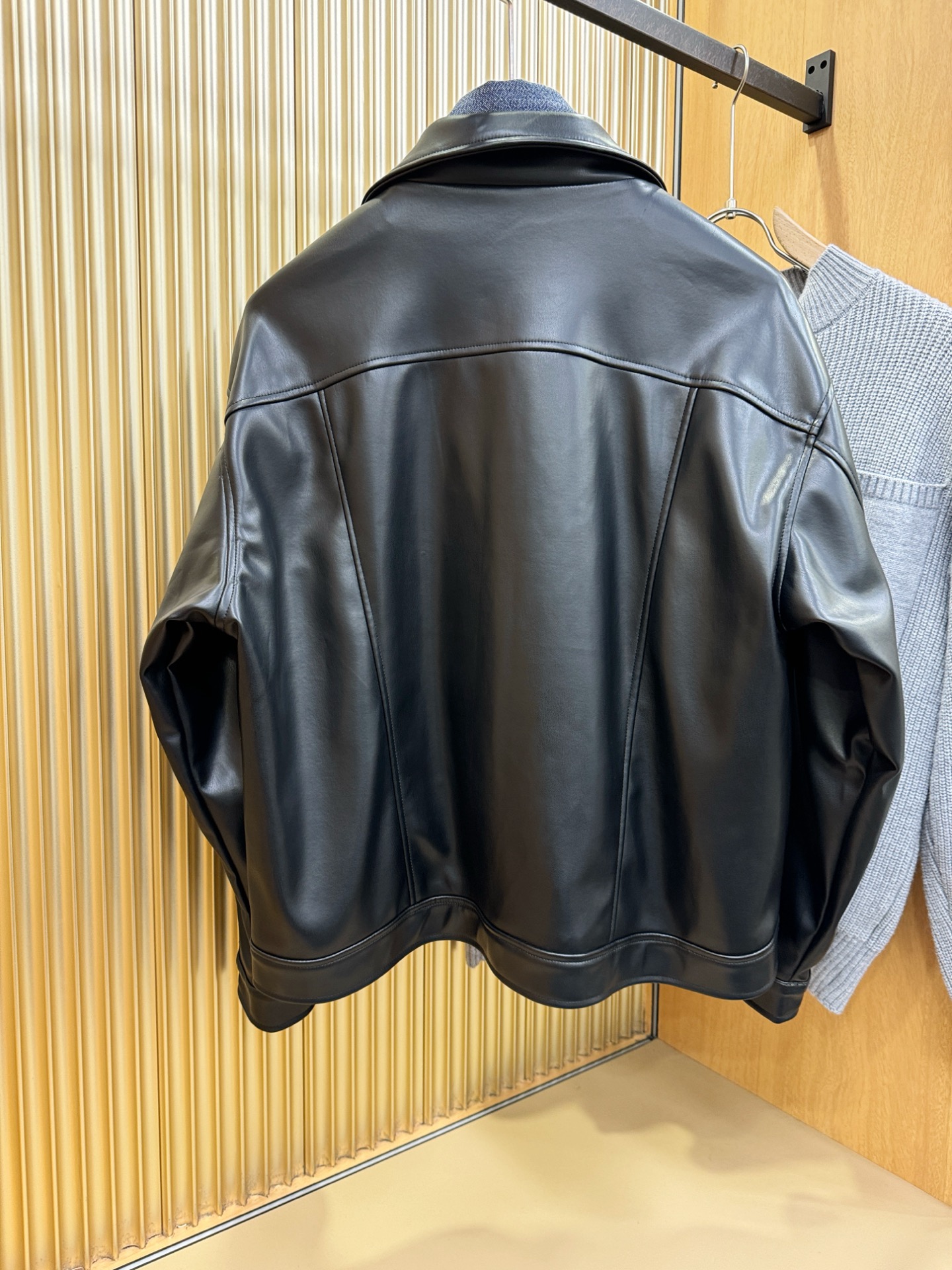 PRADA 普拉达 2025走秀款假两件皮衣外套，料选蛋白皮面料，蛋白皮是一种加入蚕丝人造皮。透气，吸湿