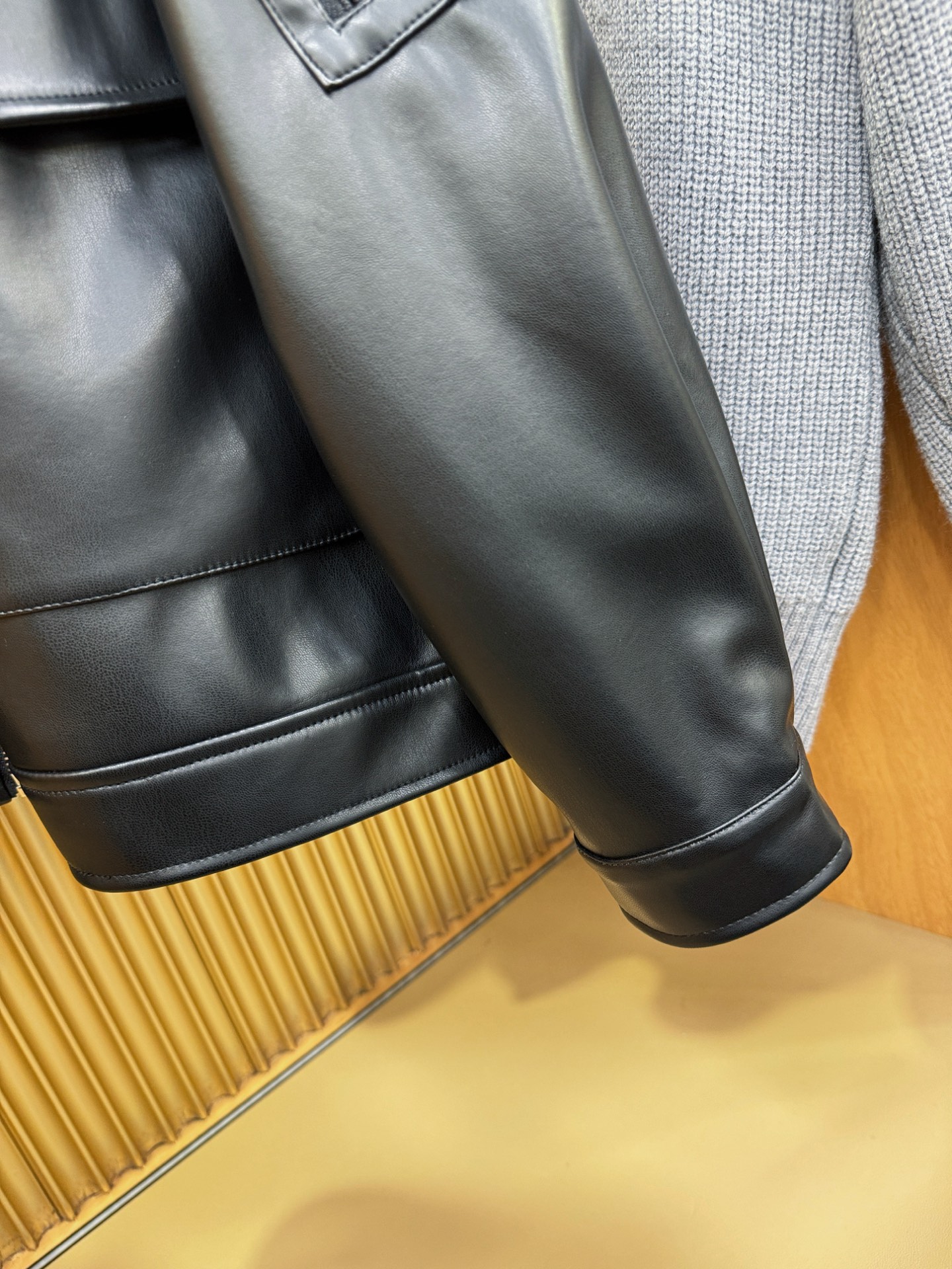 PRADA 普拉达 2025走秀款假两件皮衣外套，料选蛋白皮面料，蛋白皮是一种加入蚕丝人造皮。透气，吸湿