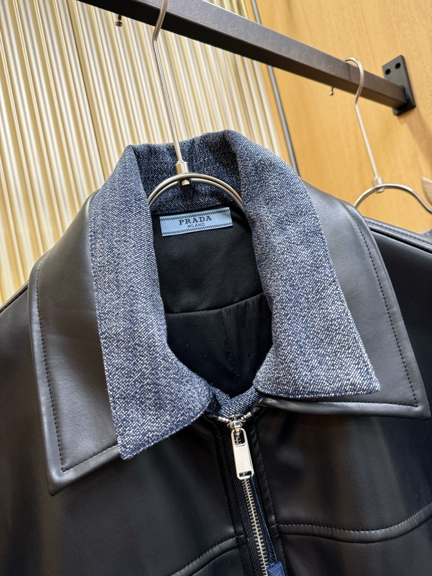 PRADA 普拉达 2025走秀款假两件皮衣外套，料选蛋白皮面料，蛋白皮是一种加入蚕丝人造皮。透气，吸湿