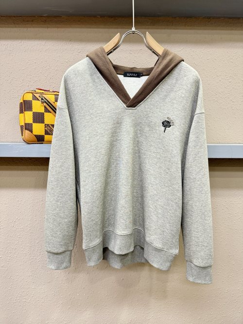 Gucci 2025SS Gray V-Neck Hoodie with Floral Logo, Soft Custom Fabric 2 Gucci 2025SS Gray V-Neck Hoodie with Floral Logo, Soft Custom Fabric