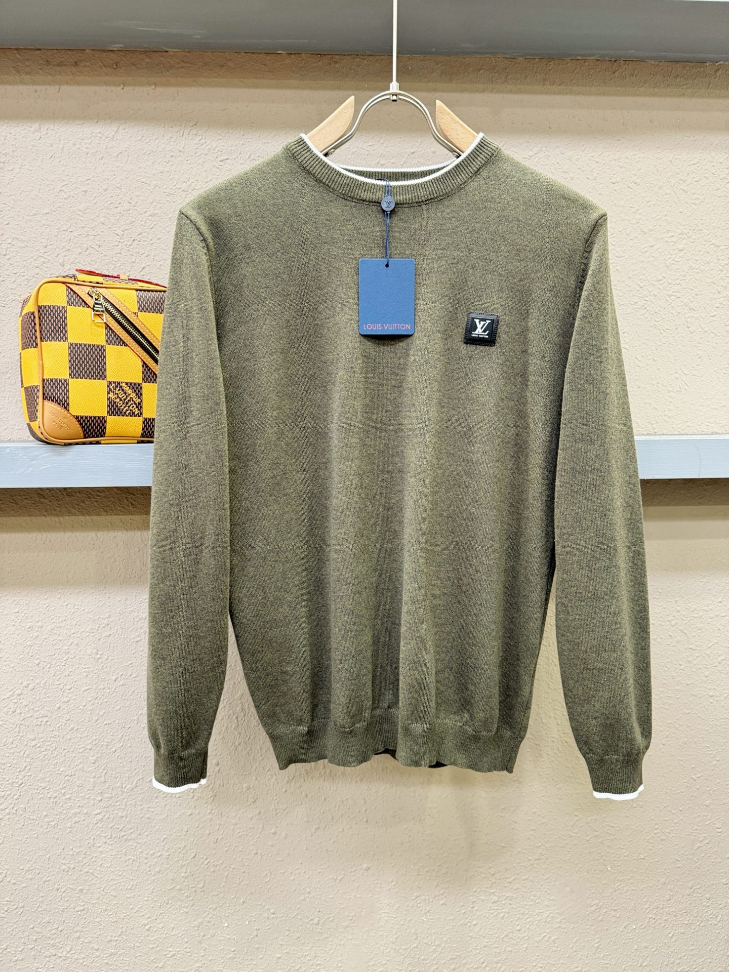 Louis Vuitton Pull en Laine avec Logo Discret - Confort et Élégance