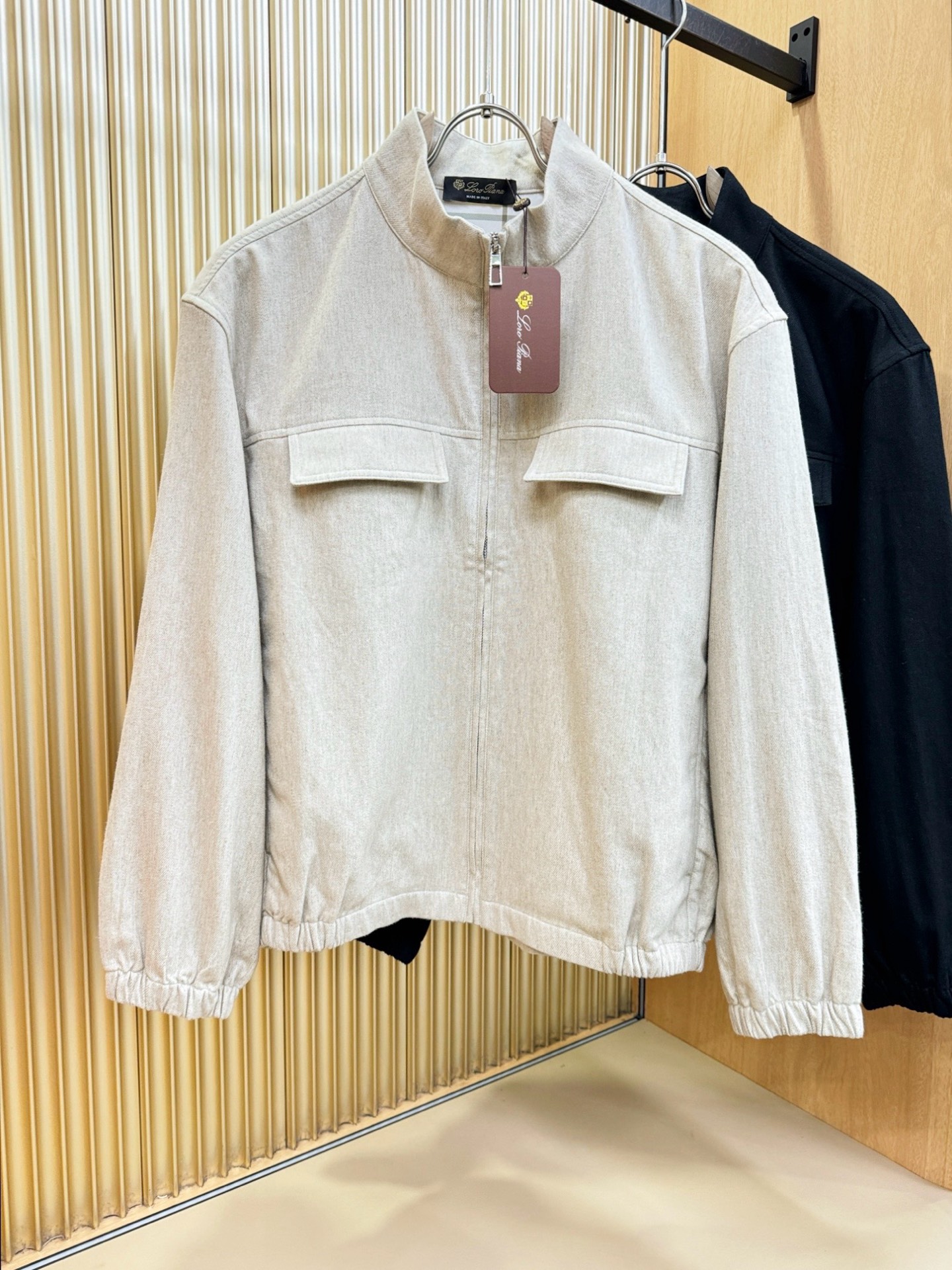 Loro Piana诺悠翩雅 2025春夏专柜同款亚麻外套，亚麻+棉面料，亚麻自带的麻结肌理，让整体布面