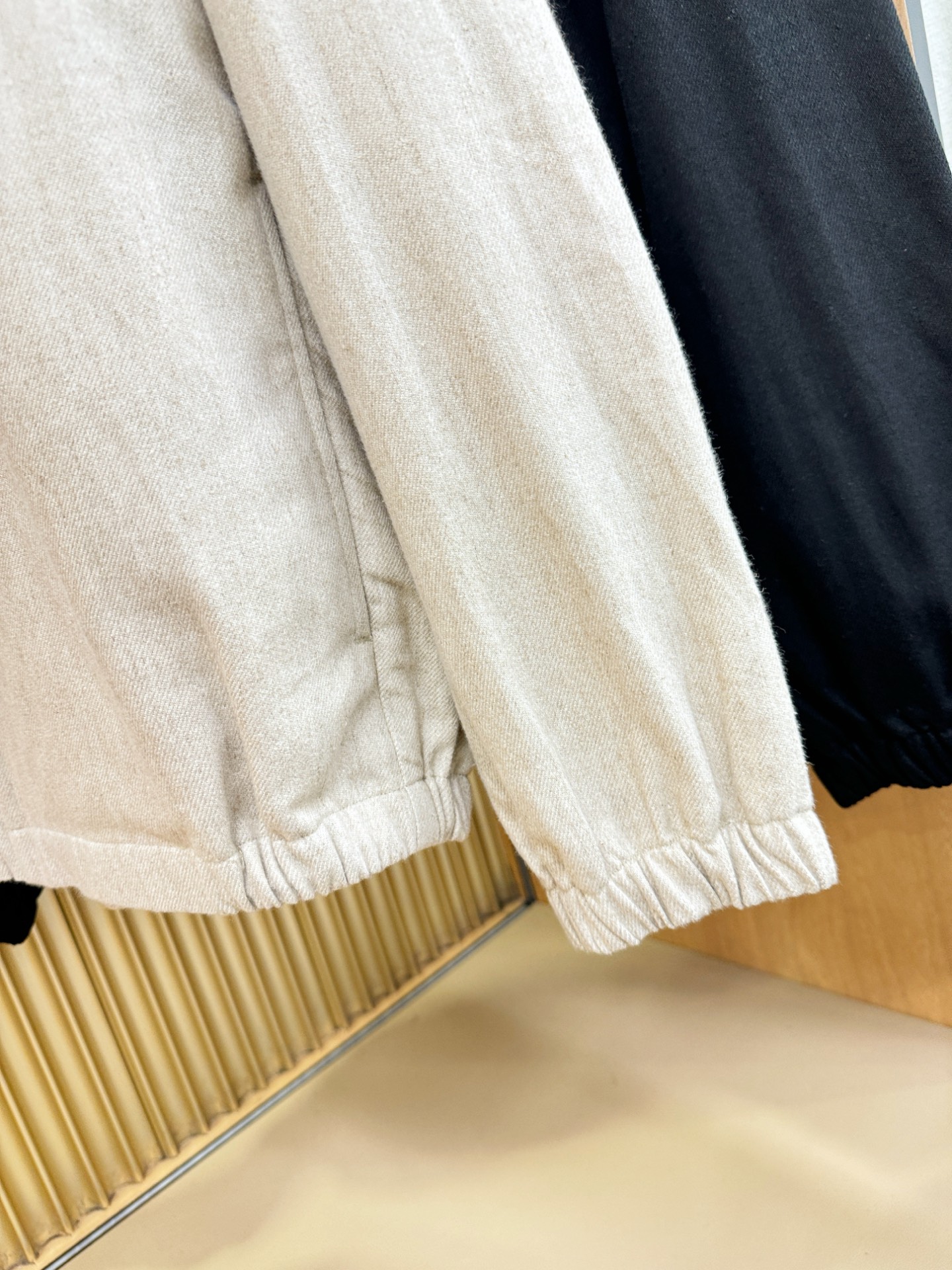 Loro Piana诺悠翩雅 2025春夏专柜同款亚麻外套，亚麻+棉面料，亚麻自带的麻结肌理，让整体布面