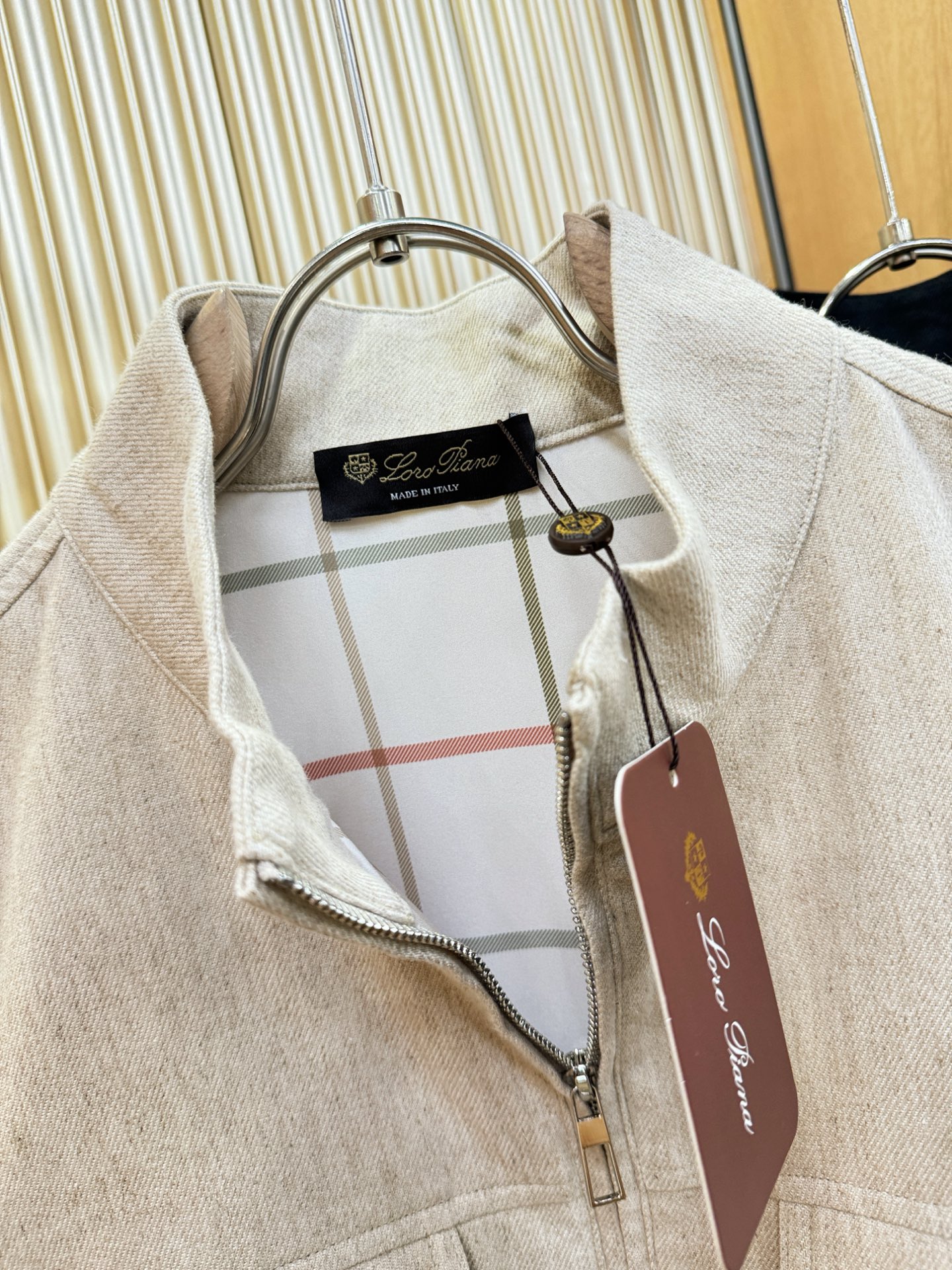 Loro Piana诺悠翩雅 2025春夏专柜同款亚麻外套，亚麻+棉面料，亚麻自带的麻结肌理，让整体布面