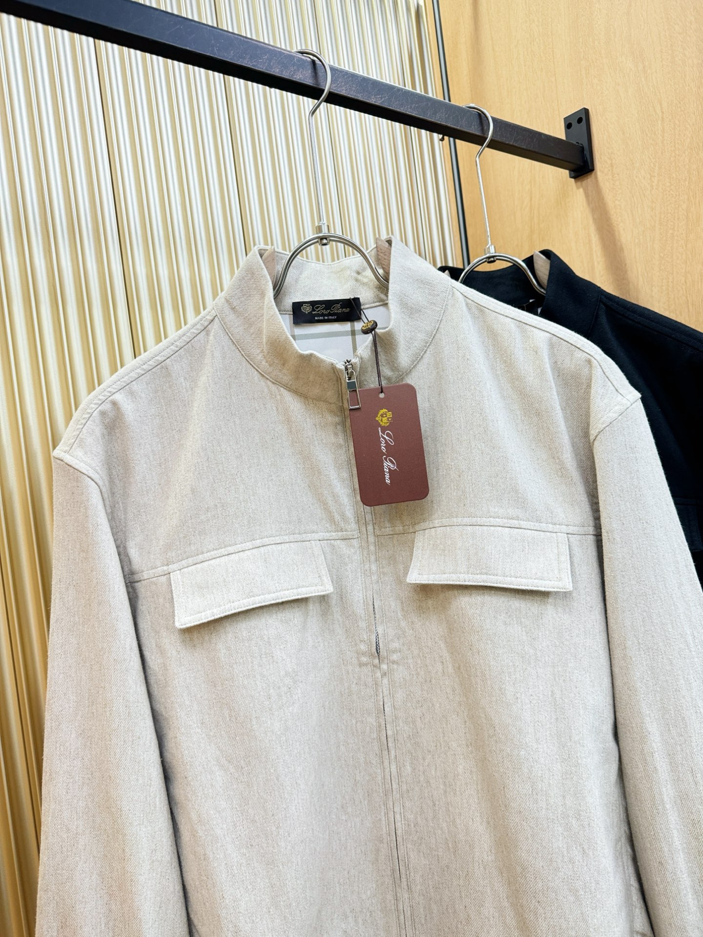 Loro Piana诺悠翩雅 2025春夏专柜同款亚麻外套，亚麻+棉面料，亚麻自带的麻结肌理，让整体布面