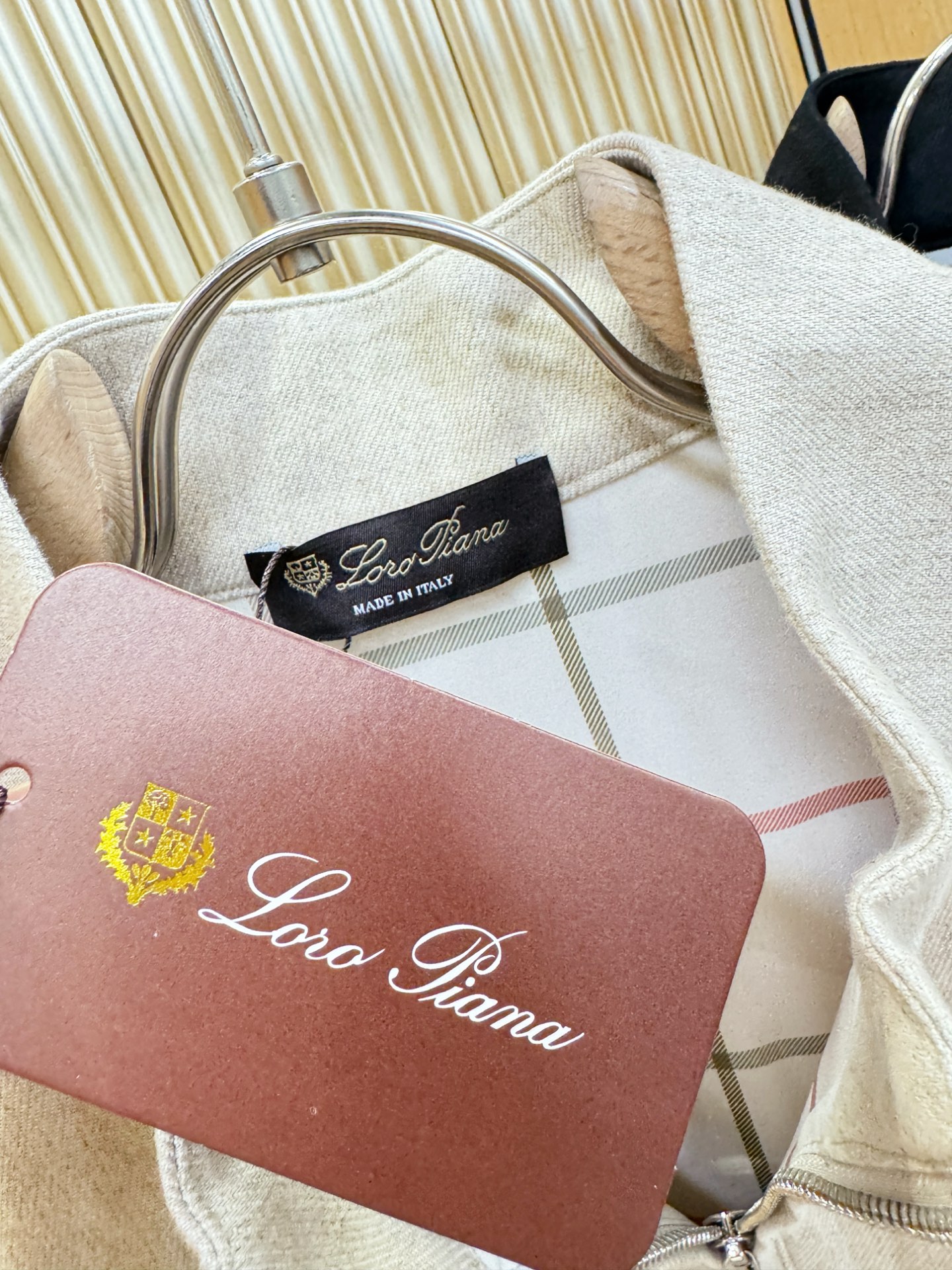 Loro Piana诺悠翩雅 2025春夏专柜同款亚麻外套，亚麻+棉面料，亚麻自带的麻结肌理，让整体布面