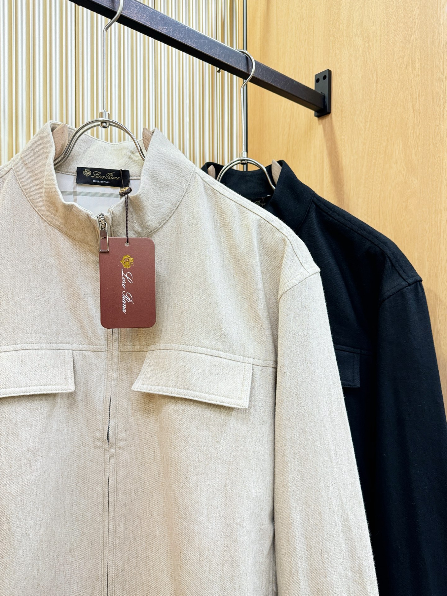 Loro Piana诺悠翩雅 2025春夏专柜同款亚麻外套，亚麻+棉面料，亚麻自带的麻结肌理，让整体布面