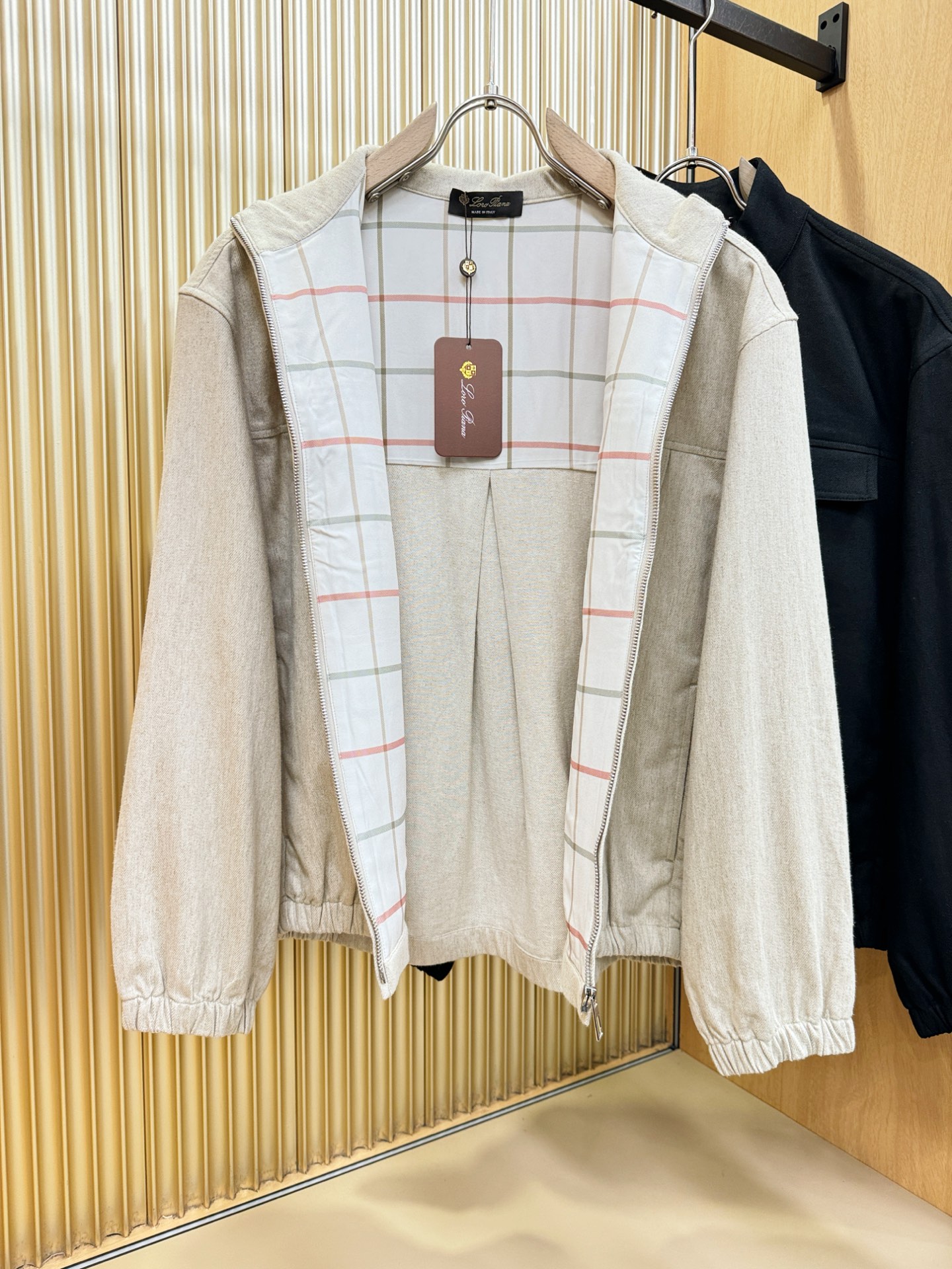 Loro Piana诺悠翩雅 2025春夏专柜同款亚麻外套，亚麻+棉面料，亚麻自带的麻结肌理，让整体布面