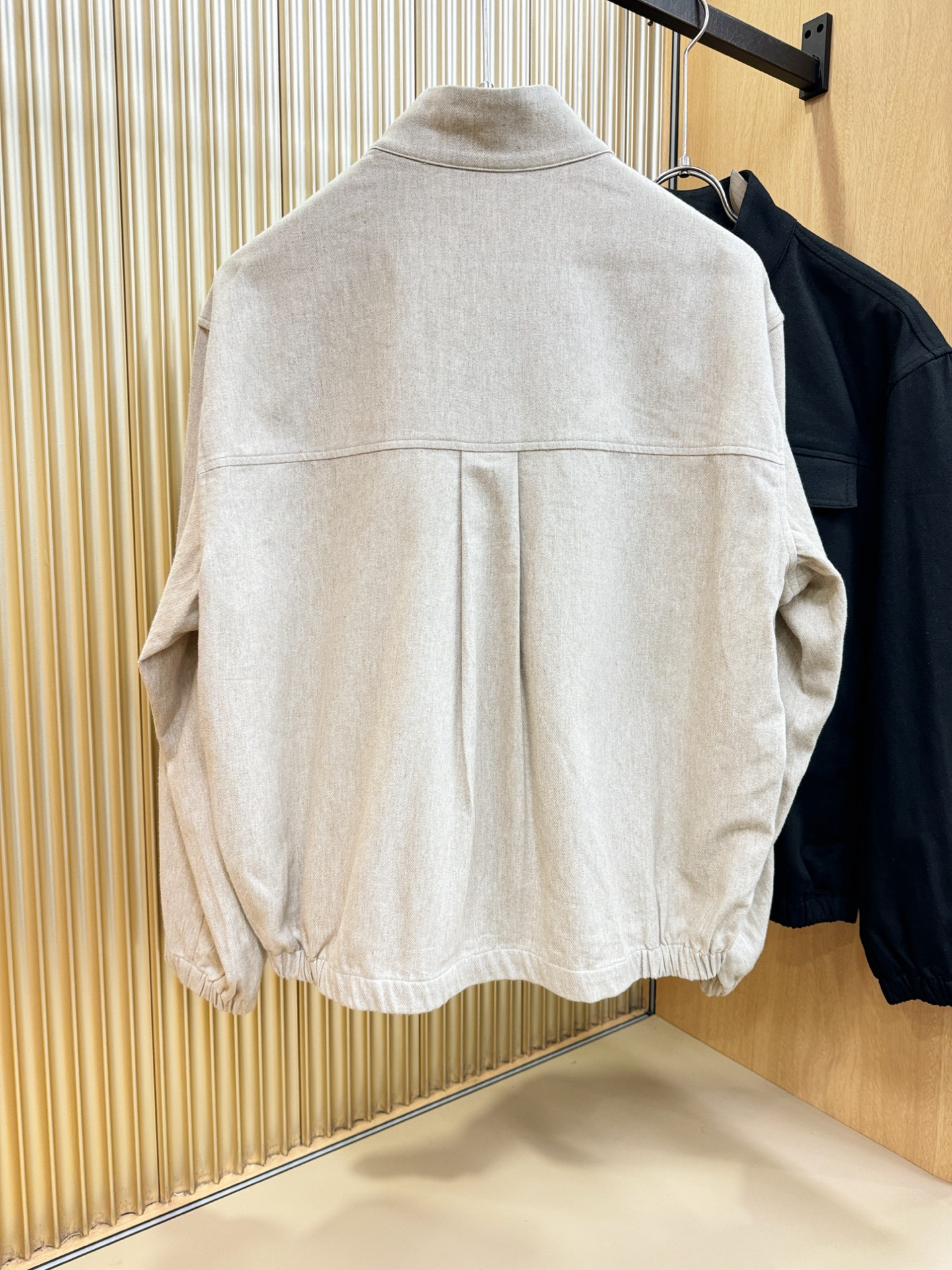 Loro Piana诺悠翩雅 2025春夏专柜同款亚麻外套，亚麻+棉面料，亚麻自带的麻结肌理，让整体布面