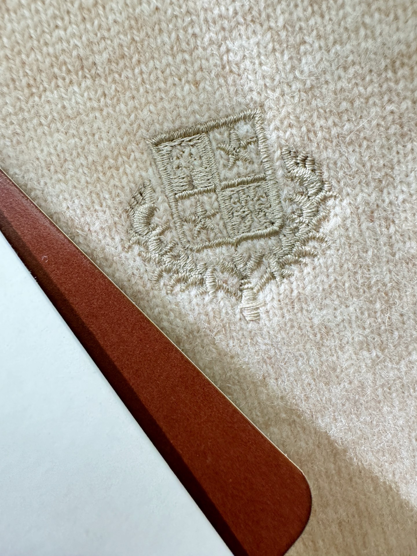 Loro Piana诺悠翩雅 新品爆款 2025秋冬新品羊毛毛衣 胸前品牌Golo刺绣🪡经典简约大气品牌