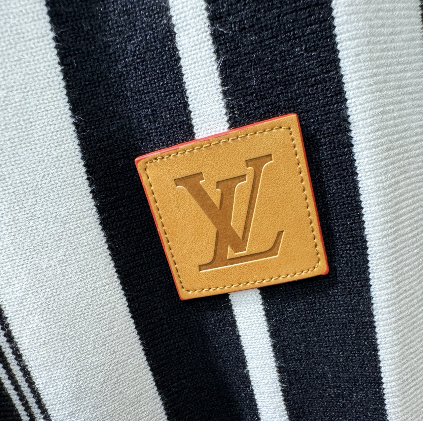 LV路易威登 2025专柜新款背心毛衣，针织羊毛面料，精心制作，针织毛衣。亲肤感极高，完美诠释出品牌的时