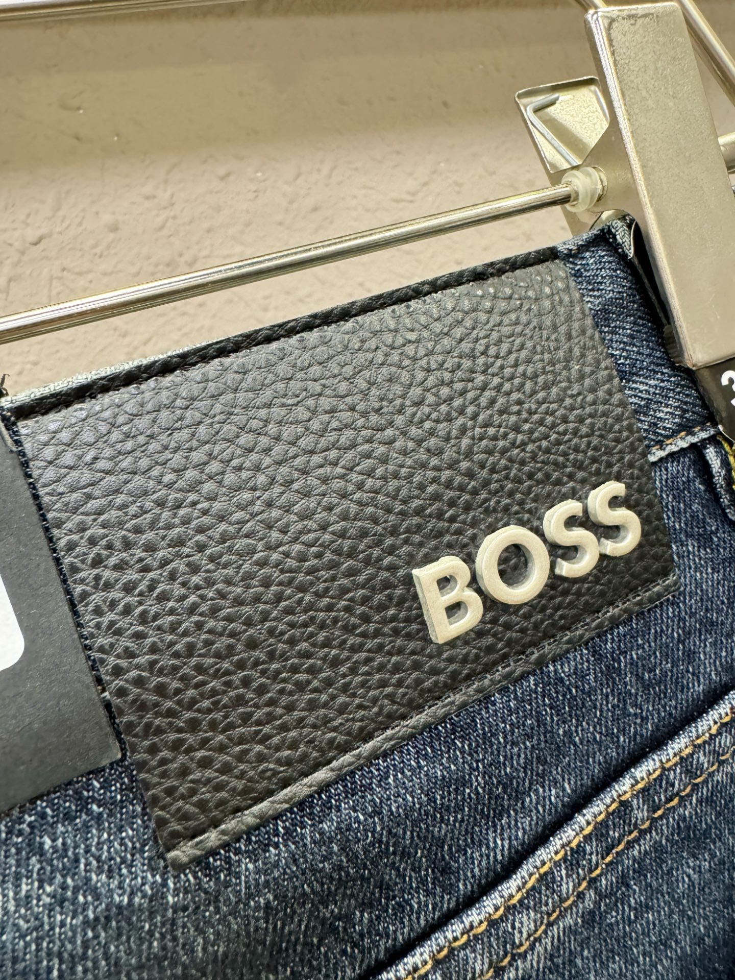 BOSS 2025专柜新品，原版牛仔裤 原版重工打造，品牌经典LOGO设计，三标齐全！原版五金辅料。专柜