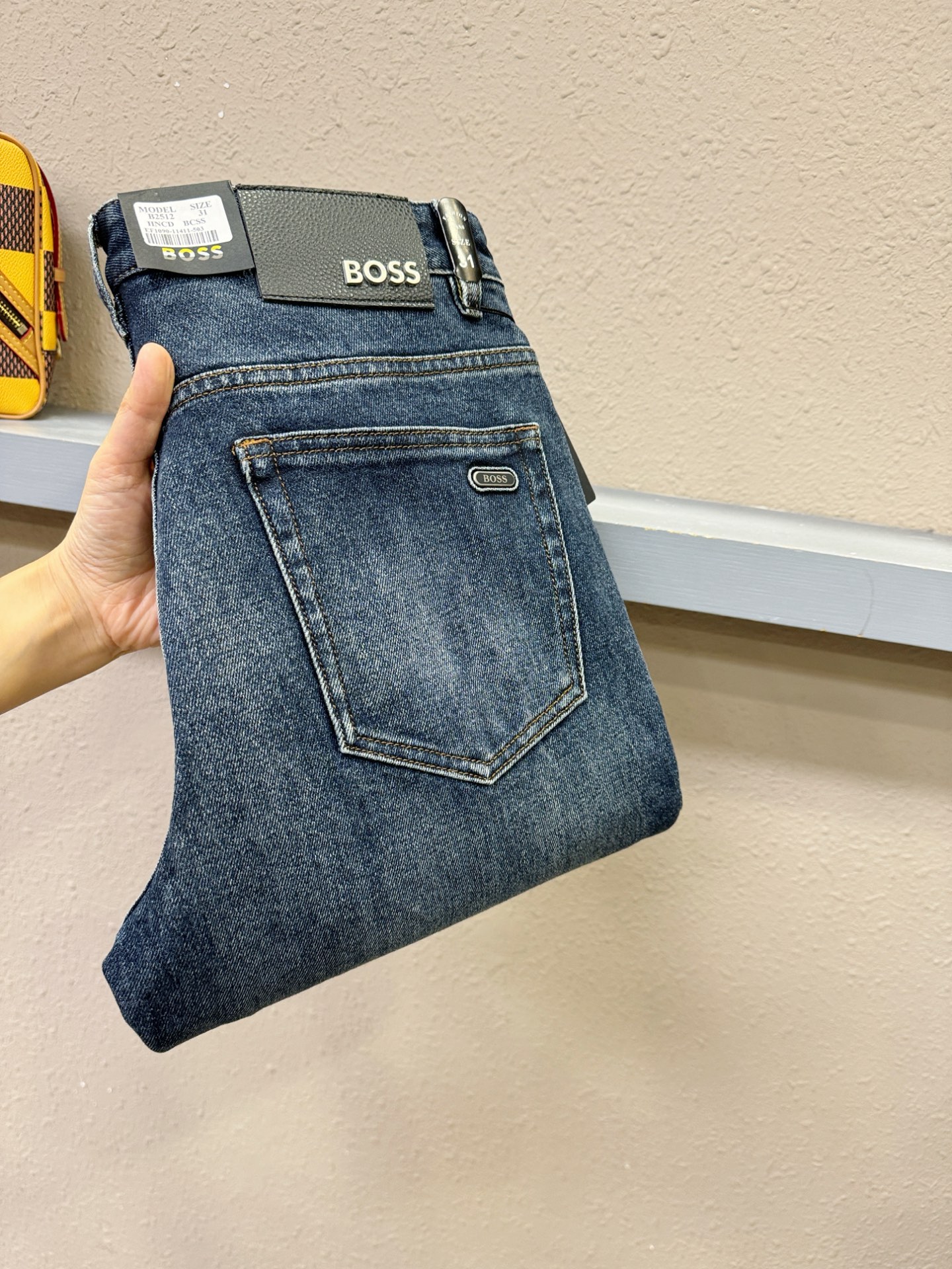 BOSS 2025专柜新品，原版牛仔裤 原版重工打造，品牌经典LOGO设计，三标齐全！原版五金辅料。专柜