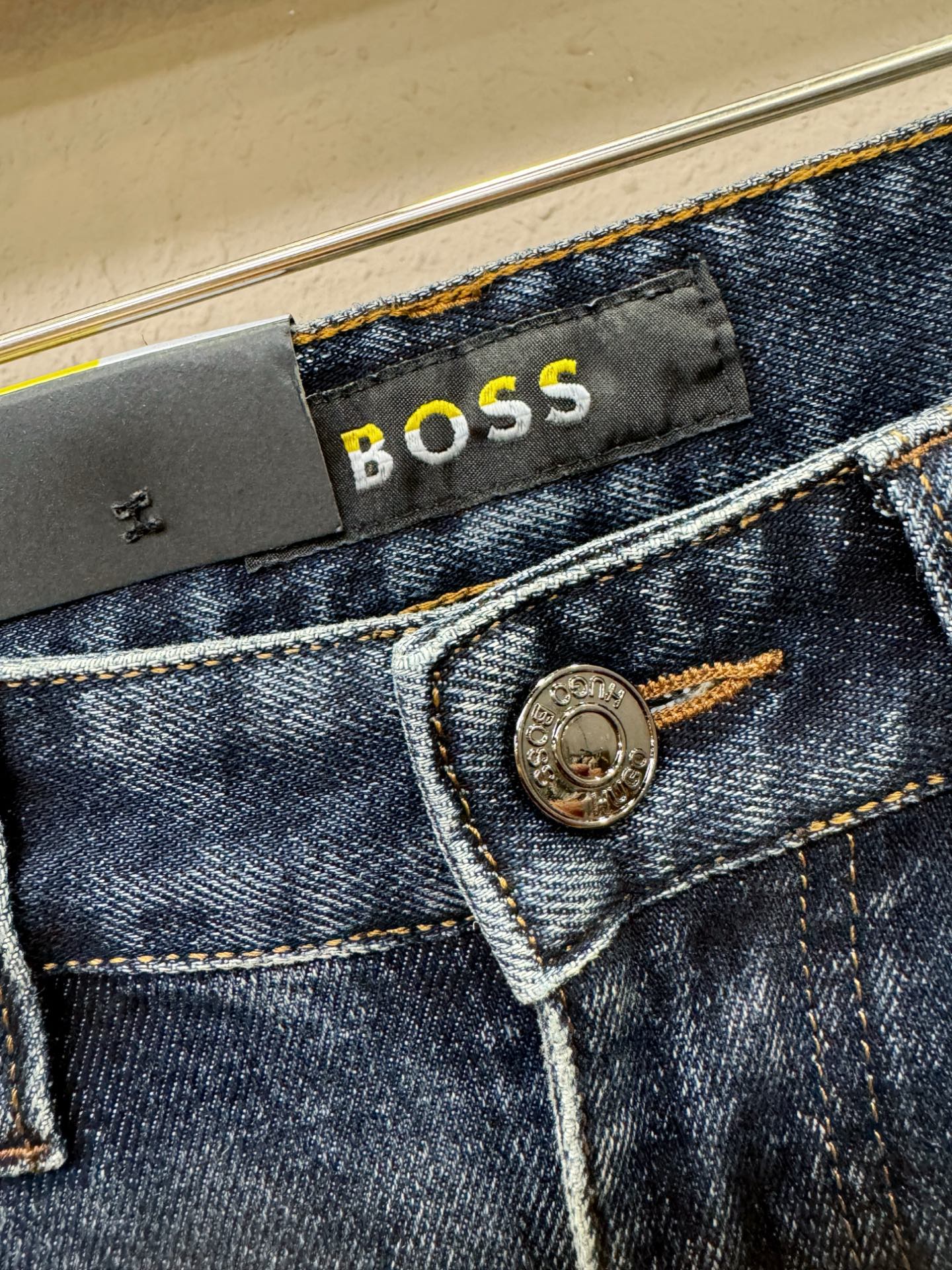 BOSS 2025专柜新品，原版牛仔裤 原版重工打造，品牌经典LOGO设计，三标齐全！原版五金辅料。专柜