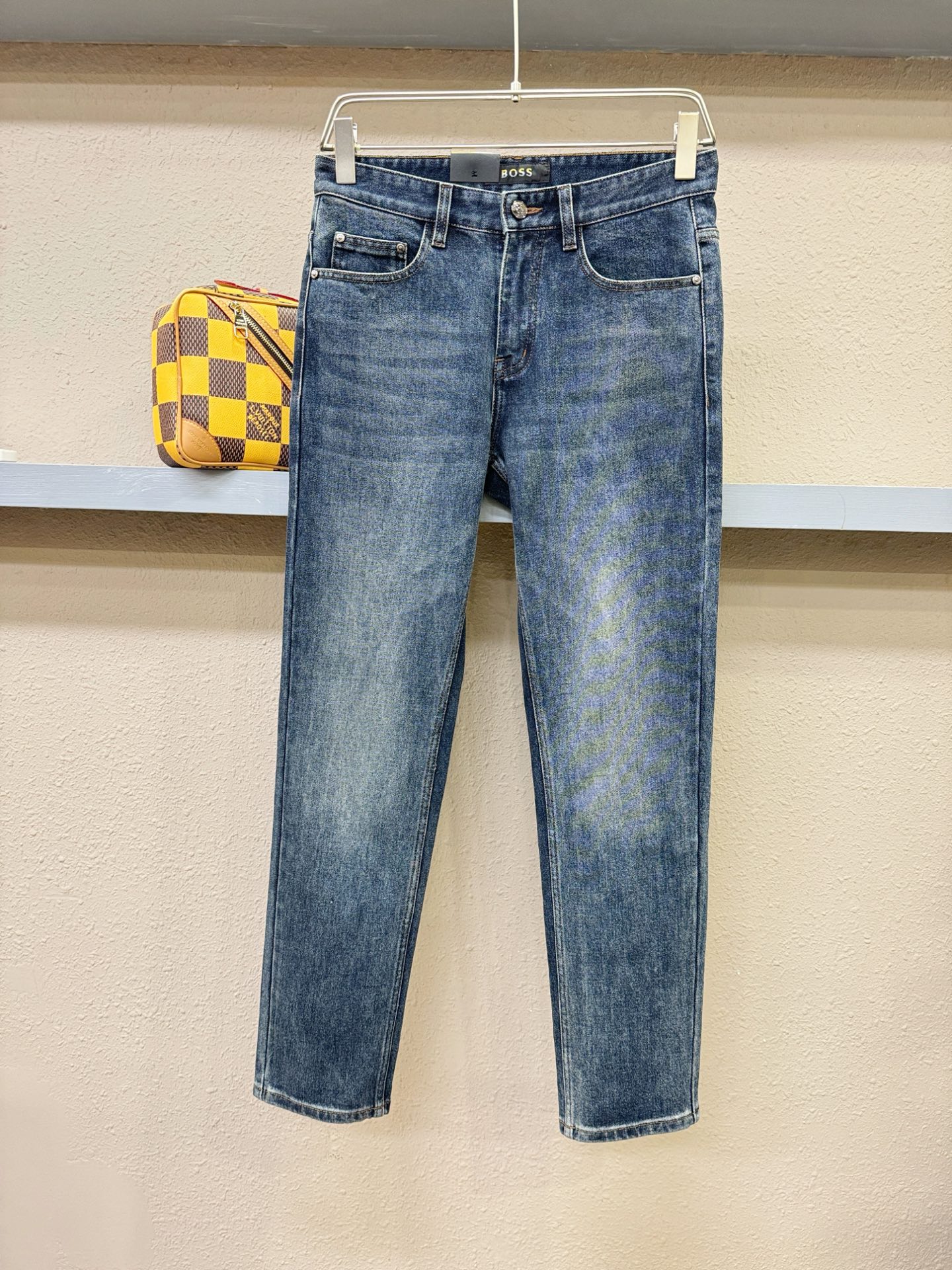 BOSS 2025专柜新品，原版牛仔裤 原版重工打造，品牌经典LOGO设计，三标齐全！原版五金辅料。专柜