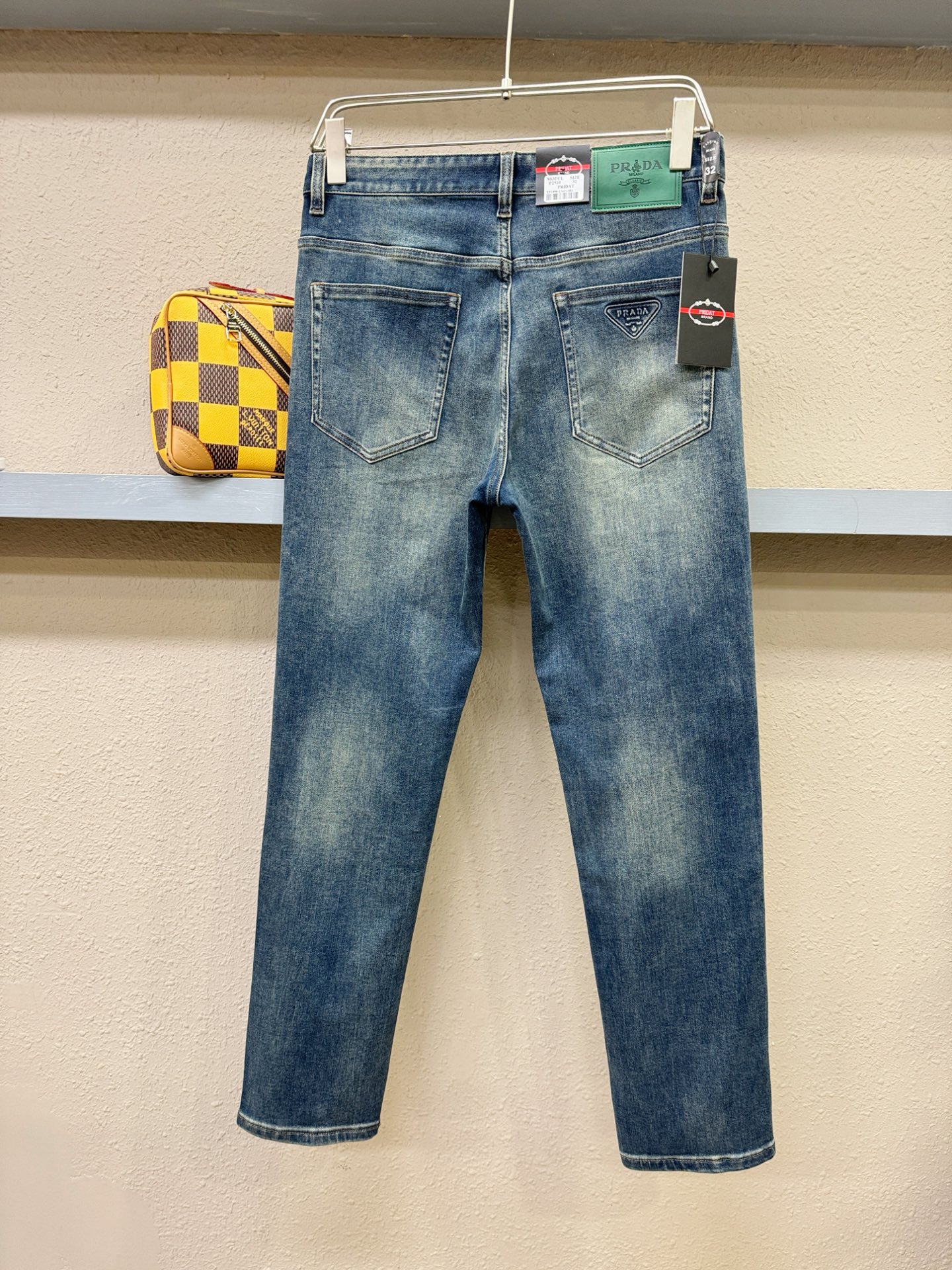PRADA 普拉达 2025专柜新品，原版牛仔裤 原版重工打造，品牌经典LOGO设计，三标齐全！原版五金