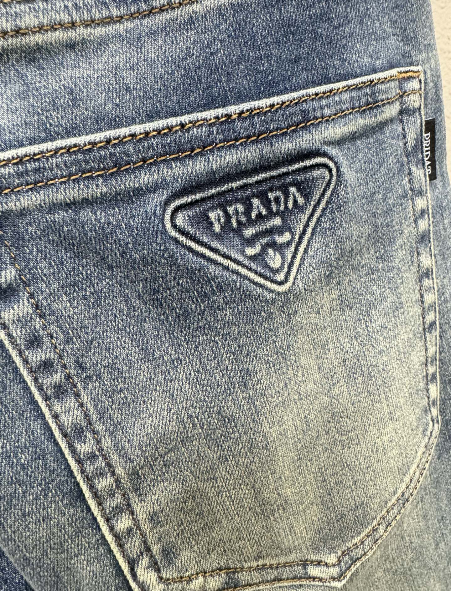 PRADA 普拉达 2025专柜新品，原版牛仔裤 原版重工打造，品牌经典LOGO设计，三标齐全！原版五金