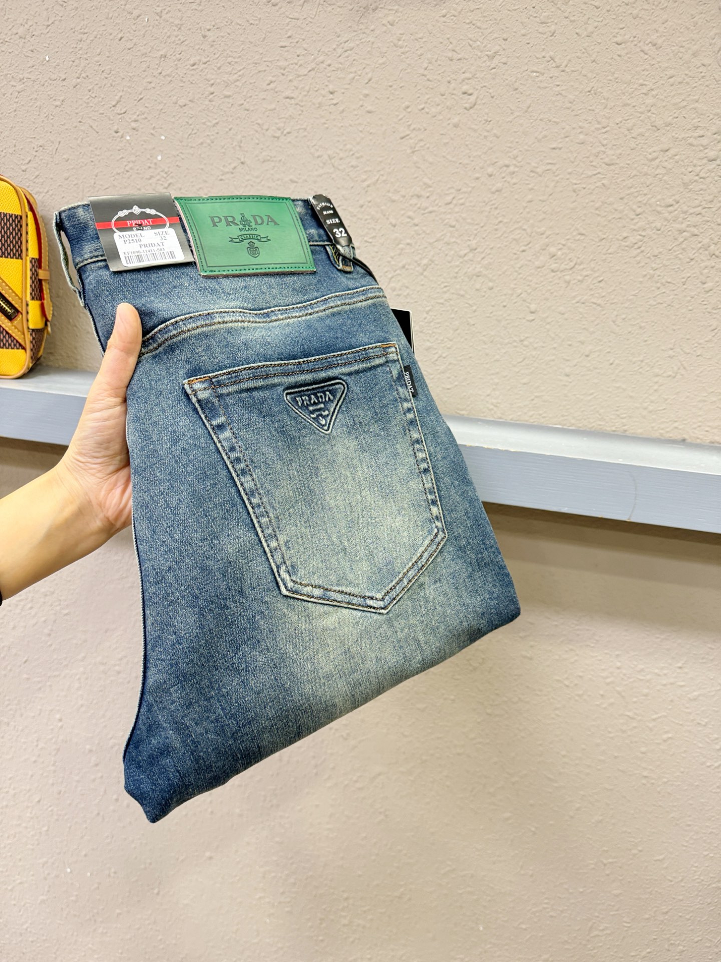 PRADA 普拉达 2025专柜新品，原版牛仔裤 原版重工打造，品牌经典LOGO设计，三标齐全！原版五金