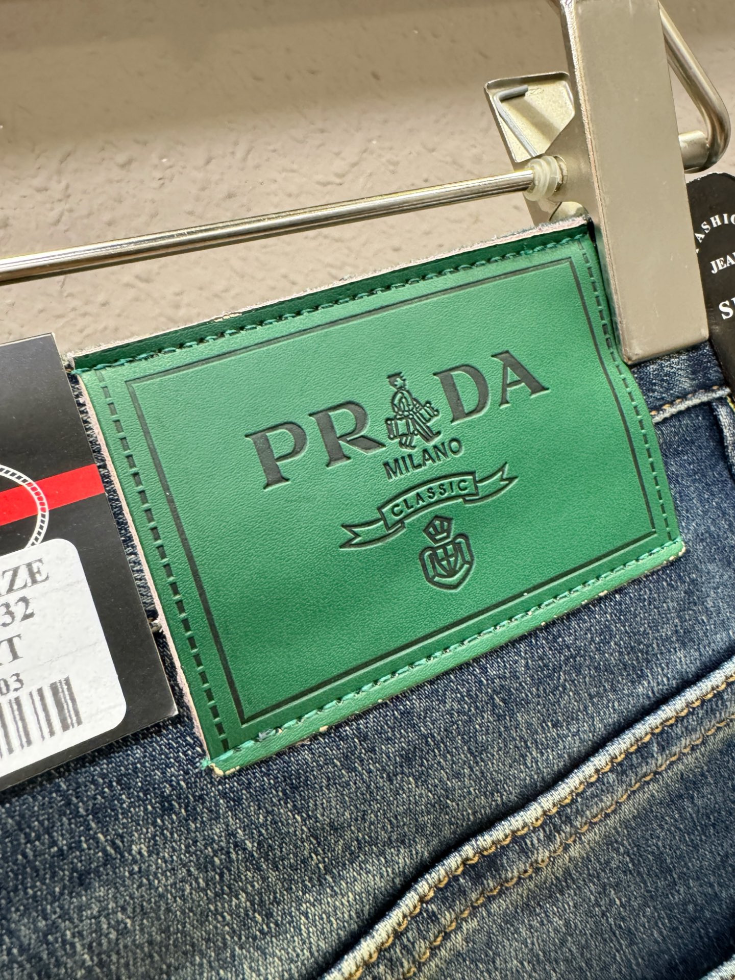 PRADA 普拉达 2025专柜新品，原版牛仔裤 原版重工打造，品牌经典LOGO设计，三标齐全！原版五金