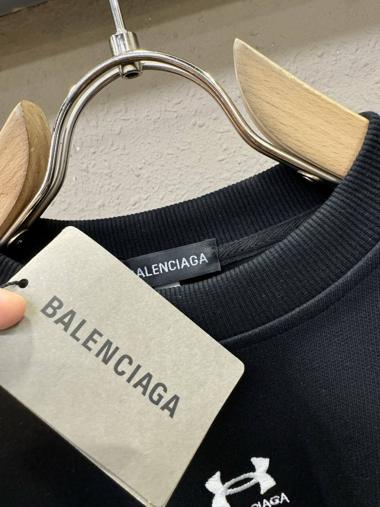 Balenciaga巴黎世家 2025ss秋季新品 长袖卫衣，经典Logo设计，百搭款 官网同步发售 定
