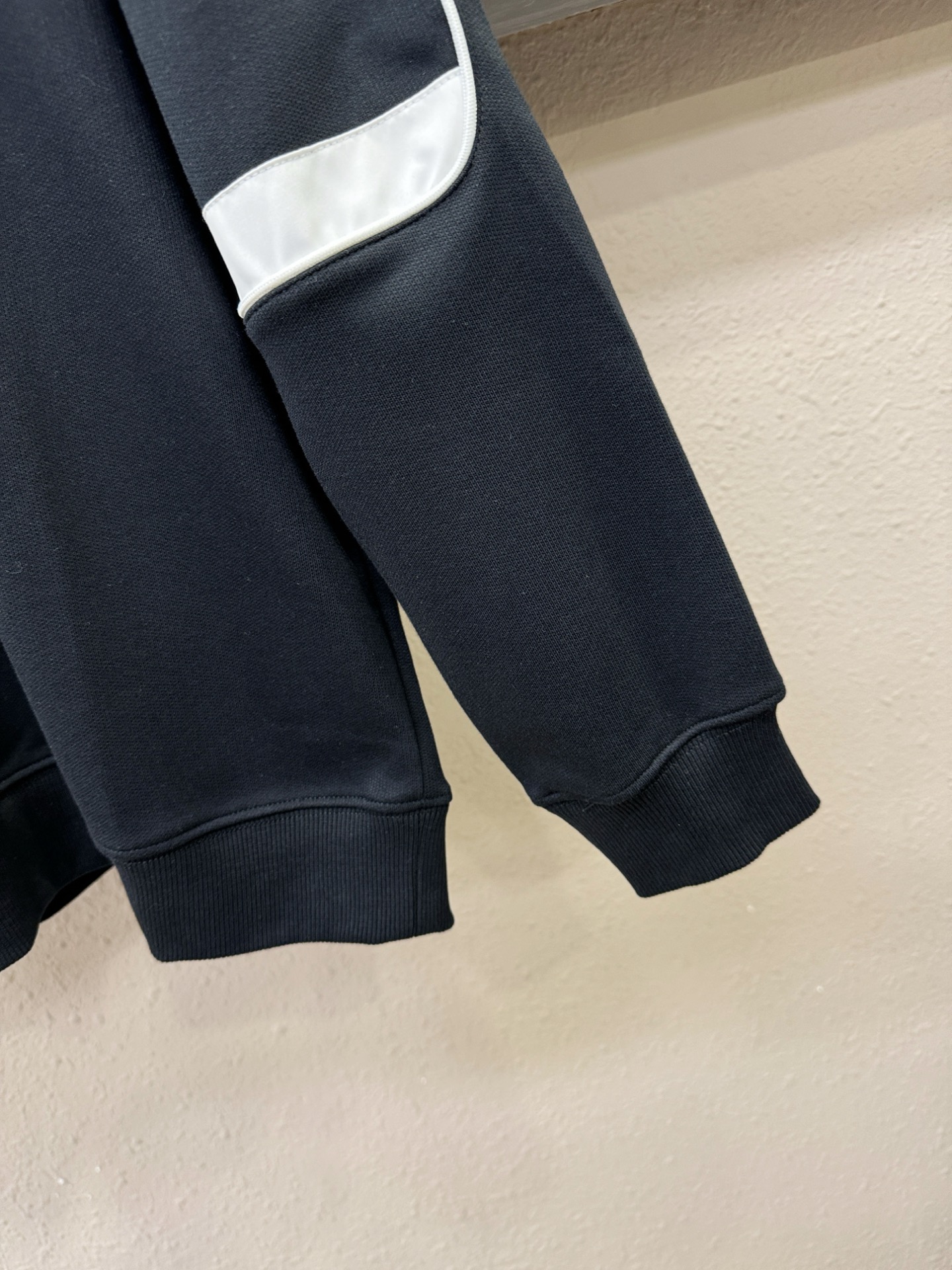 Balenciaga巴黎世家 2025ss秋季新品 长袖卫衣，经典Logo设计，百搭款 官网同步发售 定