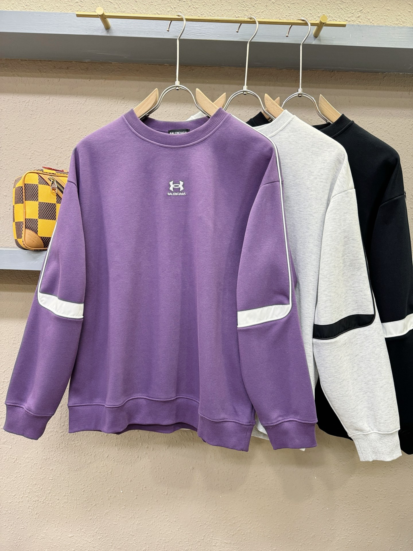 Balenciaga巴黎世家 2025ss秋季新品 长袖卫衣，经典Logo设计，百搭款 官网同步发售 定