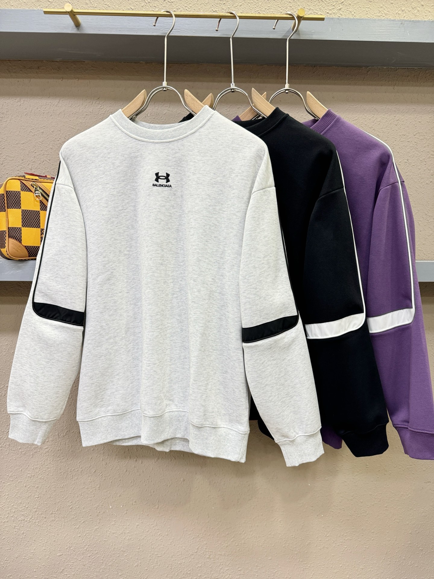 Balenciaga巴黎世家 2025ss秋季新品 长袖卫衣，经典Logo设计，百搭款 官网同步发售 定