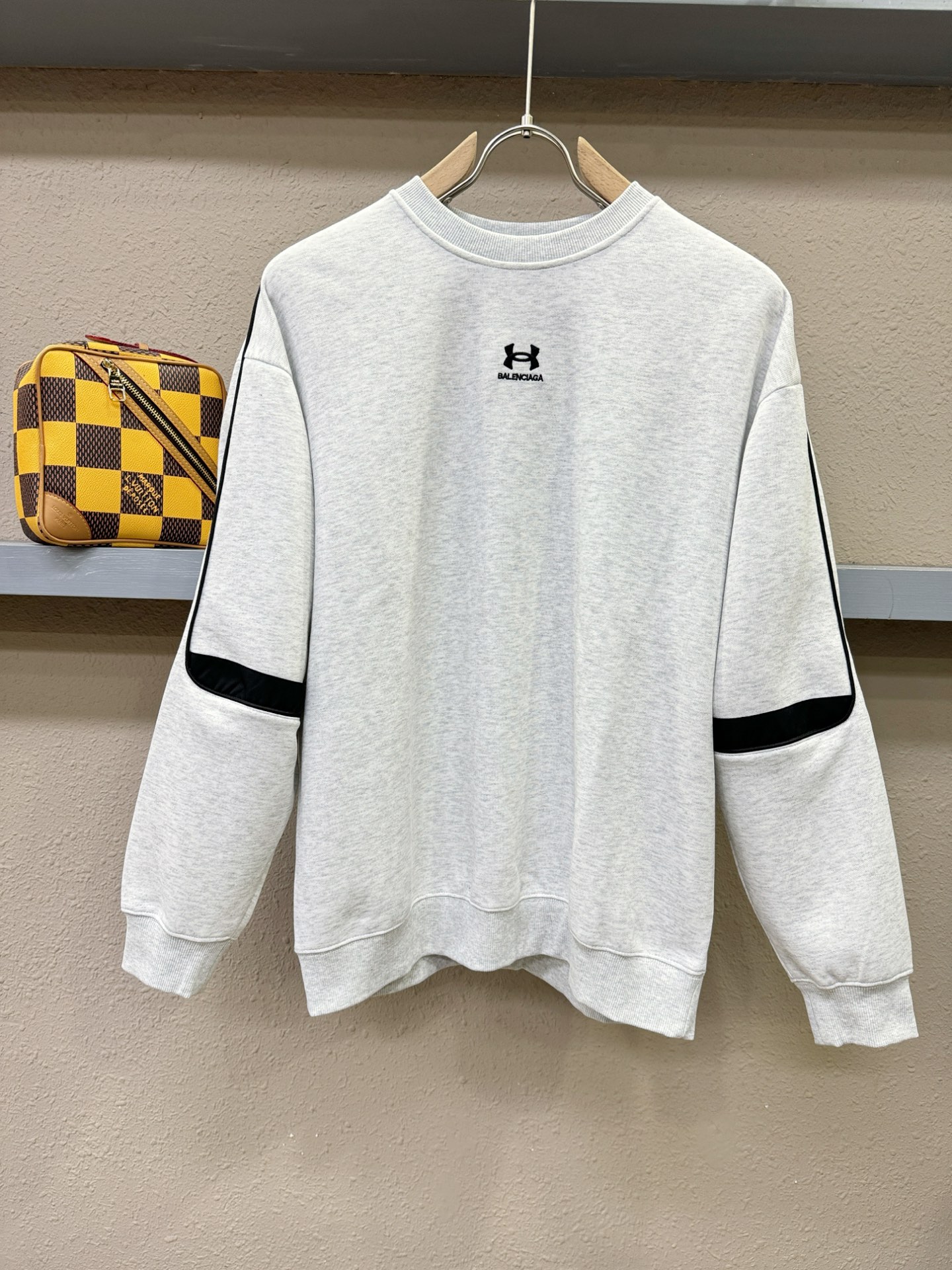 Balenciaga巴黎世家 2025ss秋季新品 长袖卫衣，经典Logo设计，百搭款 官网同步发售 定