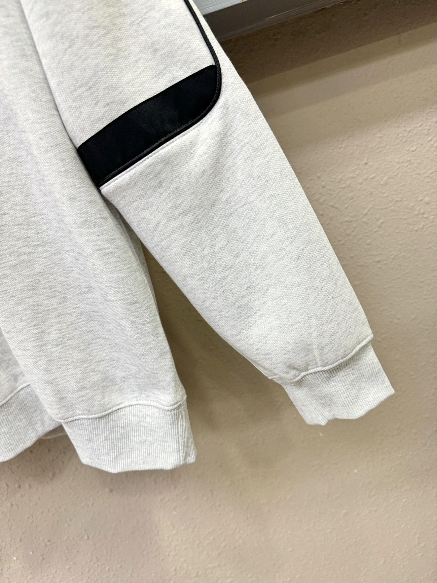 Balenciaga巴黎世家 2025ss秋季新品 长袖卫衣，经典Logo设计，百搭款 官网同步发售 定