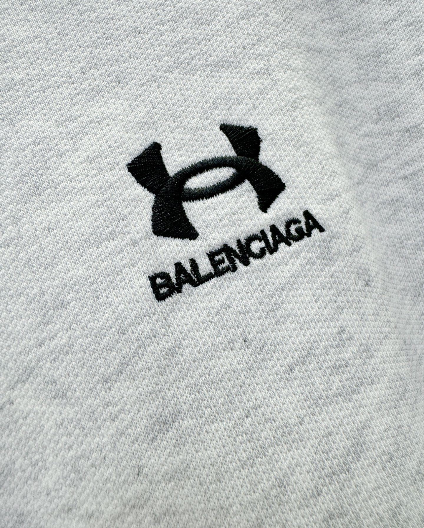 Balenciaga巴黎世家 2025ss秋季新品 长袖卫衣，经典Logo设计，百搭款 官网同步发售 定
