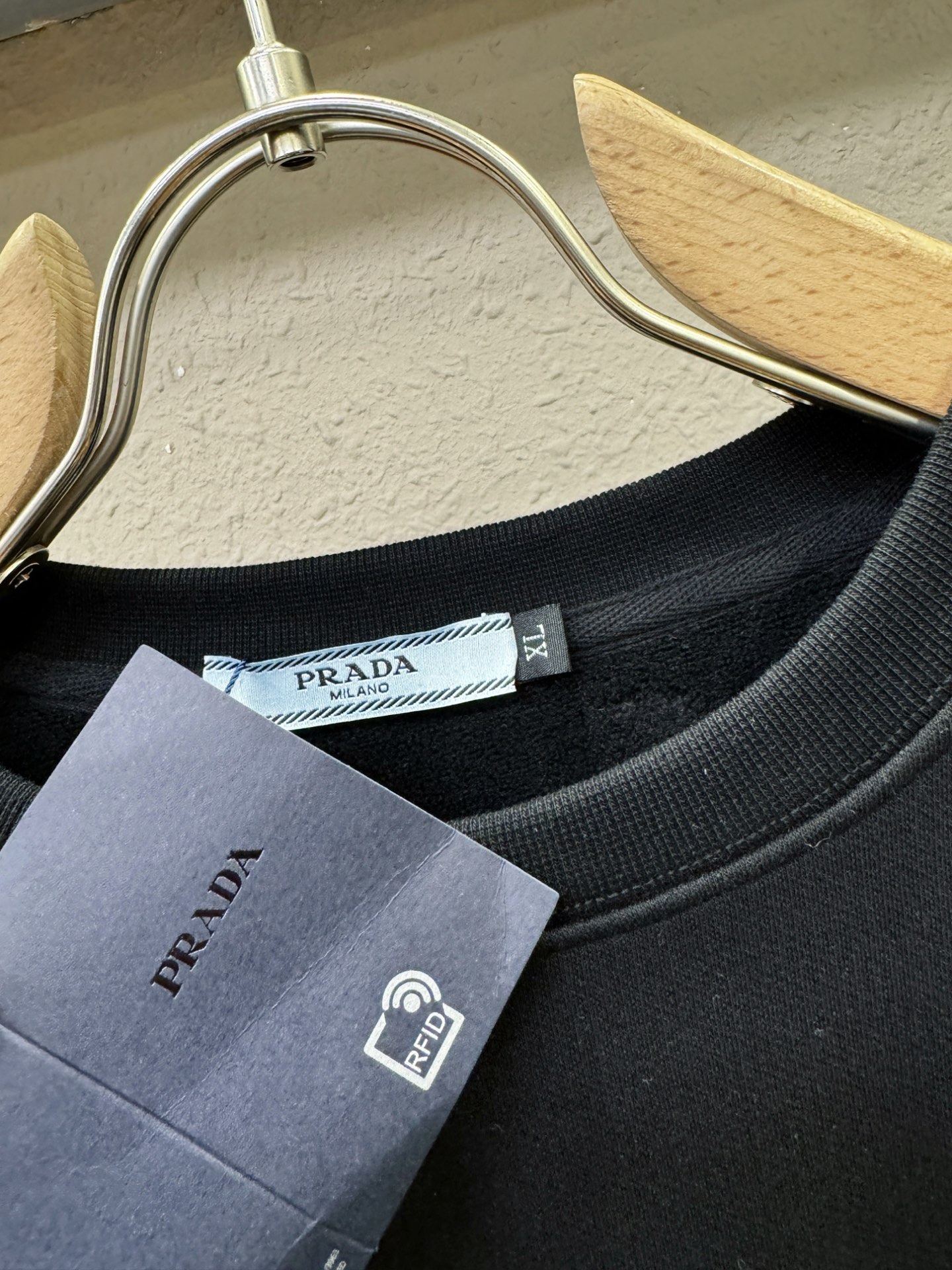 PRADA 普拉达 2025ss秋季新品 长袖卫衣，经典Logo设计，百搭款 官网同步发售 定制面料，柔