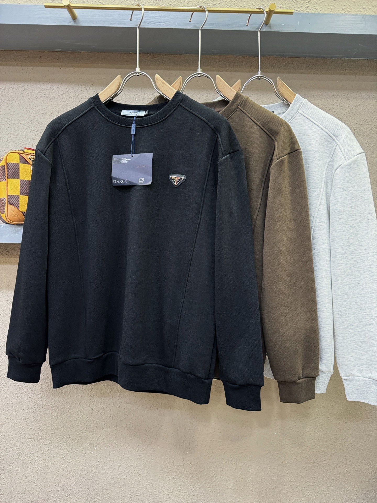 PRADA 普拉达 2025ss秋季新品 长袖卫衣，经典Logo设计，百搭款 官网同步发售 定制面料，柔