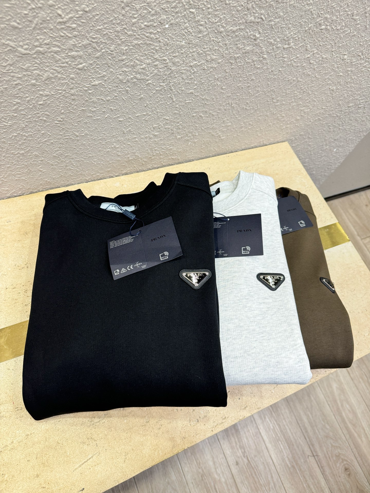PRADA 普拉达 2025ss秋季新品 长袖卫衣，经典Logo设计，百搭款 官网同步发售 定制面料，柔