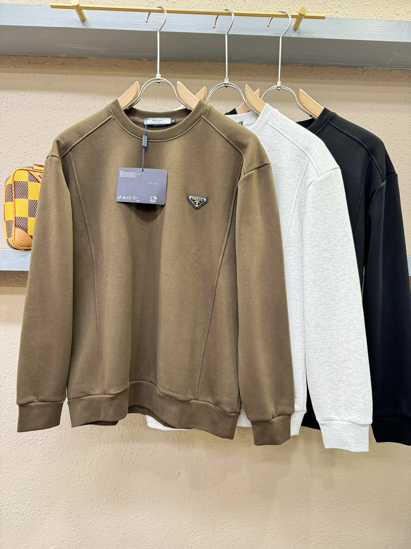 PRADA 普拉达 2025ss秋季新品 长袖卫衣，经典Logo设计，百搭款 官网同步发售 定制面料，柔