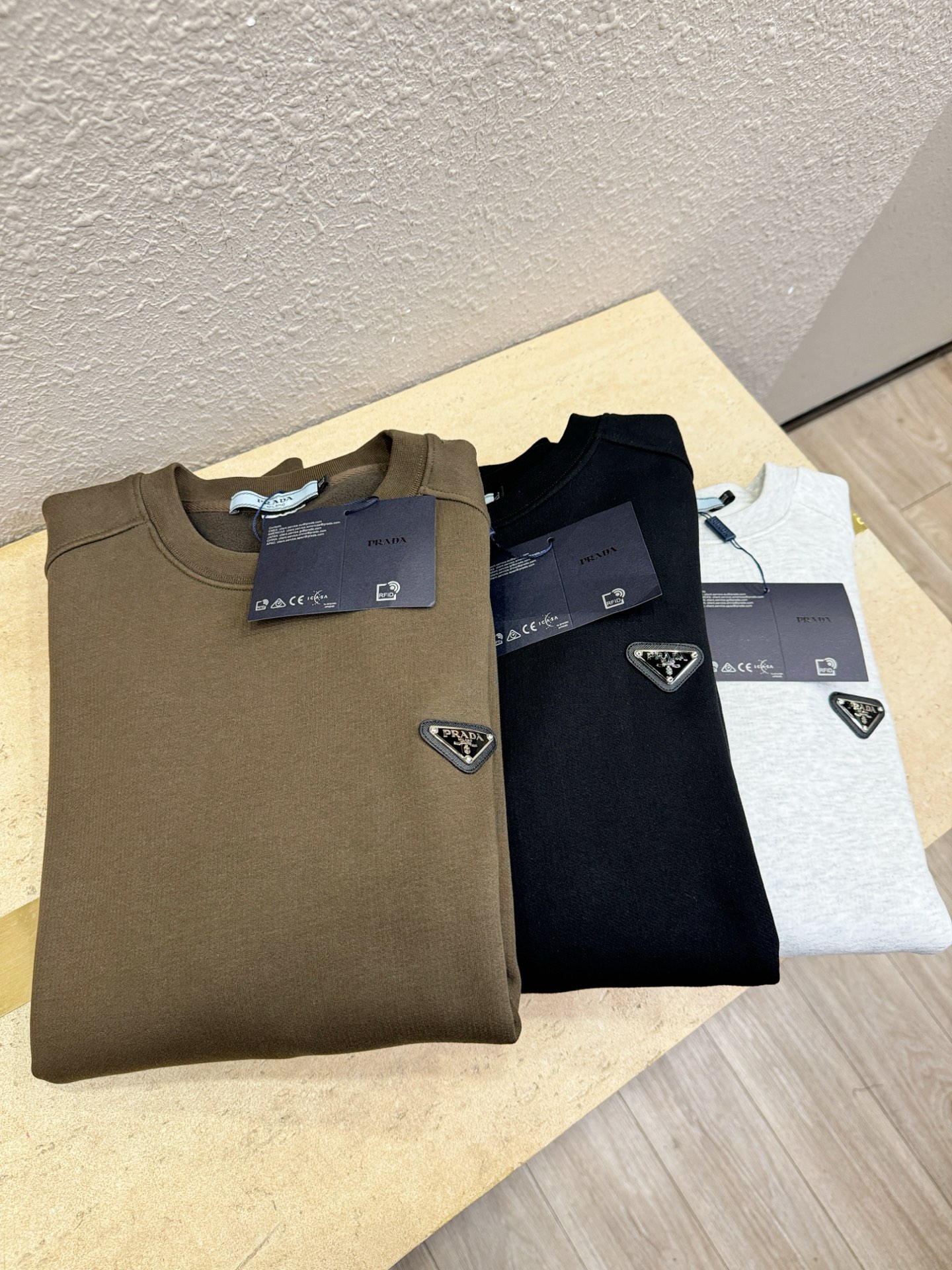 PRADA 普拉达 2025ss秋季新品 长袖卫衣，经典Logo设计，百搭款 官网同步发售 定制面料，柔