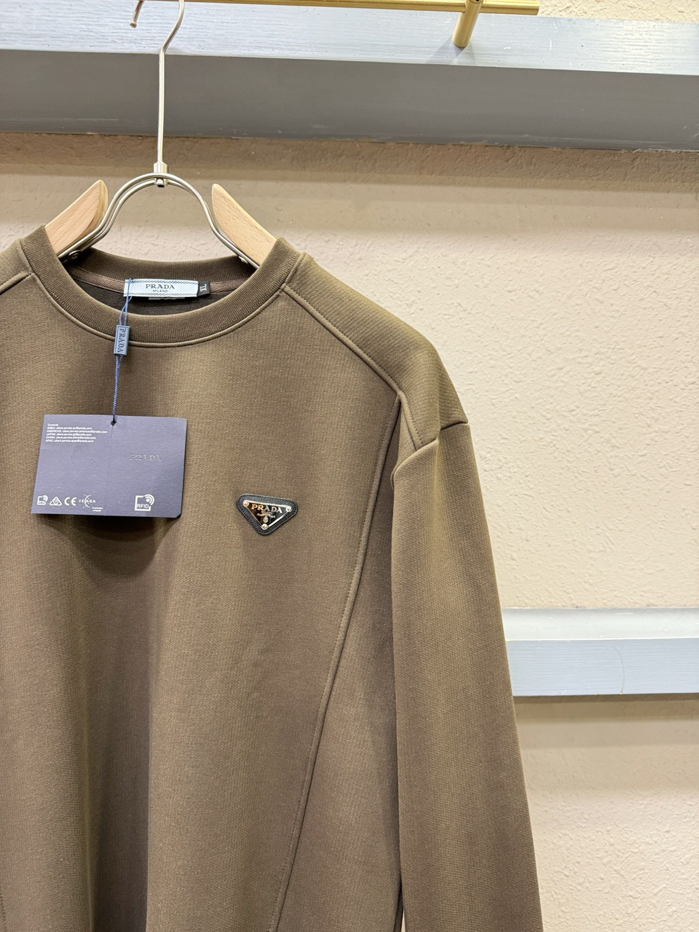 PRADA 普拉达 2025ss秋季新品 长袖卫衣，经典Logo设计，百搭款 官网同步发售 定制面料，柔