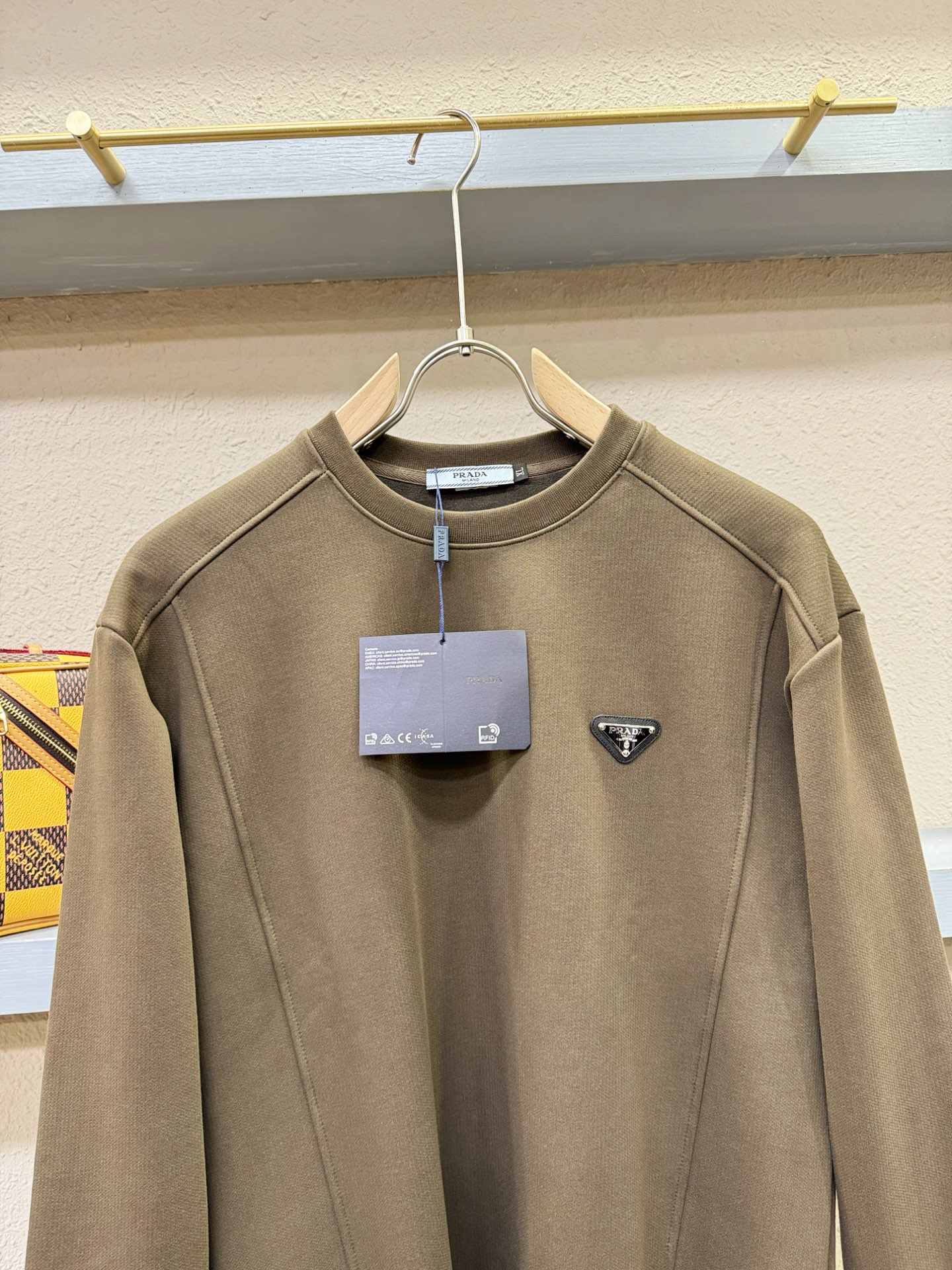 PRADA 普拉达 2025ss秋季新品 长袖卫衣，经典Logo设计，百搭款 官网同步发售 定制面料，柔