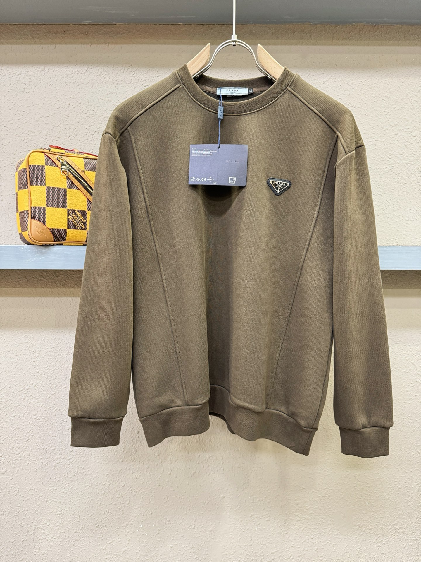 PRADA 普拉达 2025ss秋季新品 长袖卫衣，经典Logo设计，百搭款 官网同步发售 定制面料，柔