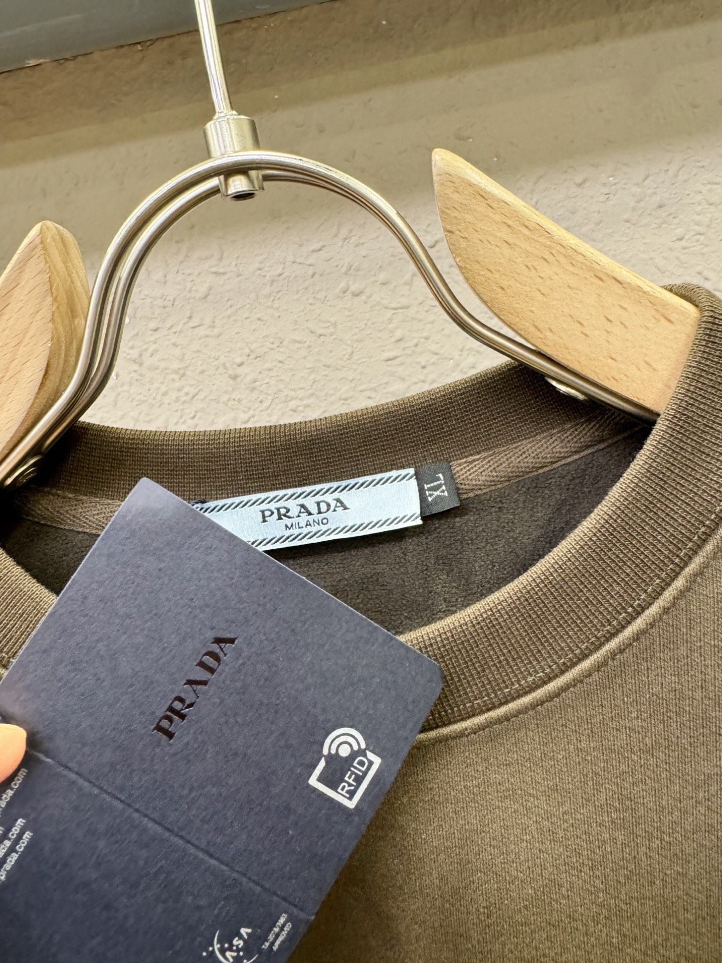 PRADA 普拉达 2025ss秋季新品 长袖卫衣，经典Logo设计，百搭款 官网同步发售 定制面料，柔