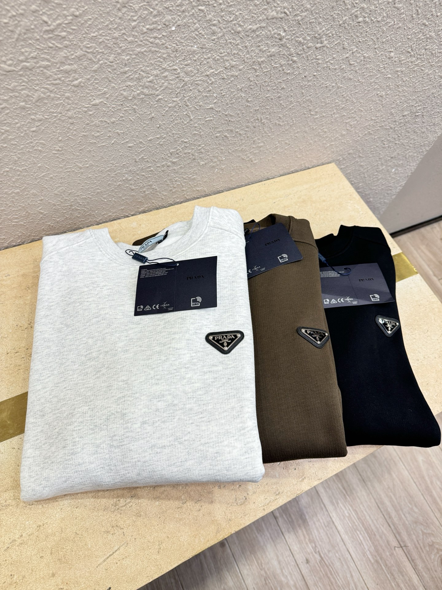 PRADA 普拉达 2025ss秋季新品 长袖卫衣，经典Logo设计，百搭款 官网同步发售 定制面料，柔