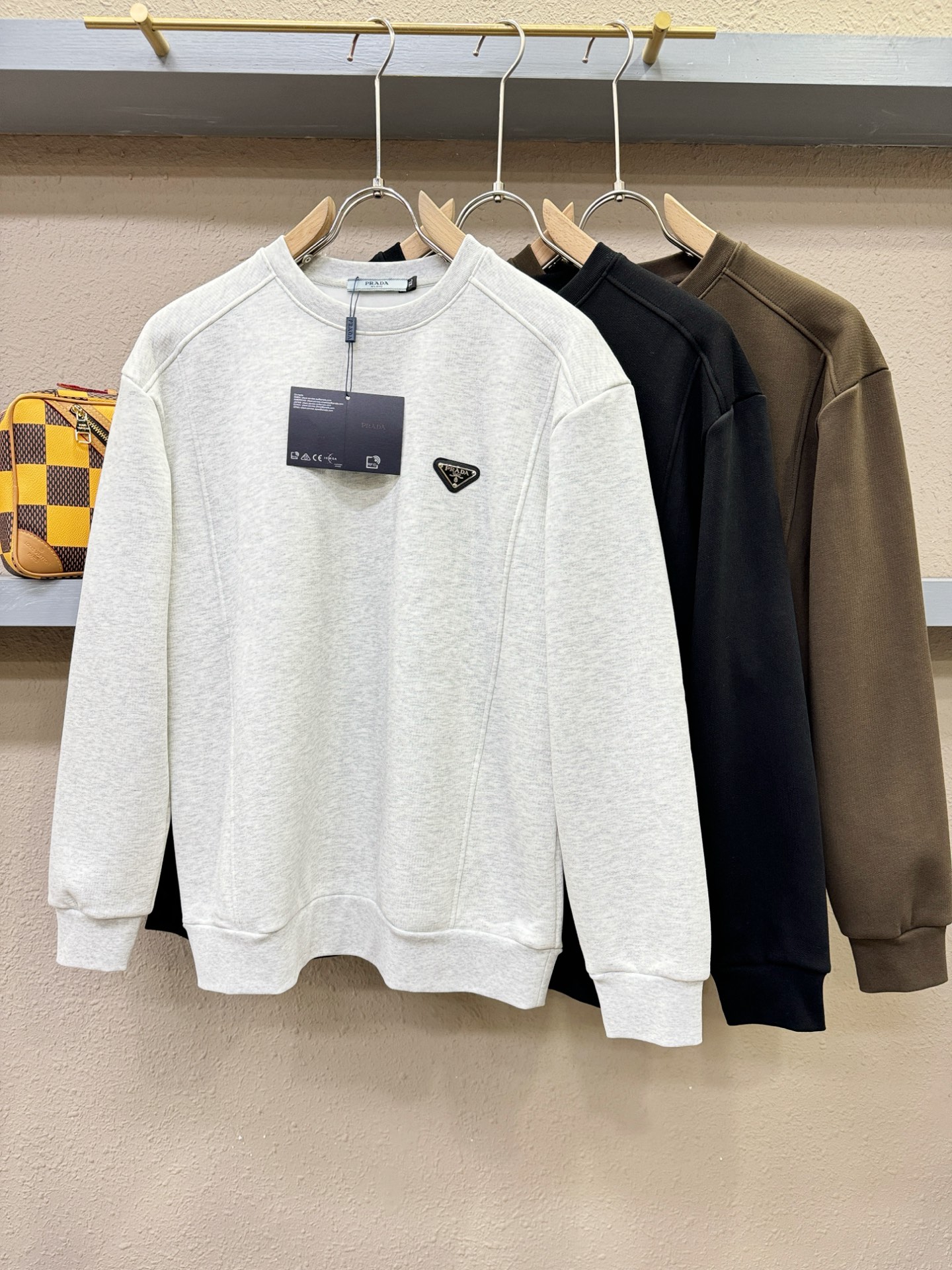 PRADA 普拉达 2025ss秋季新品 长袖卫衣，经典Logo设计，百搭款 官网同步发售 定制面料，柔