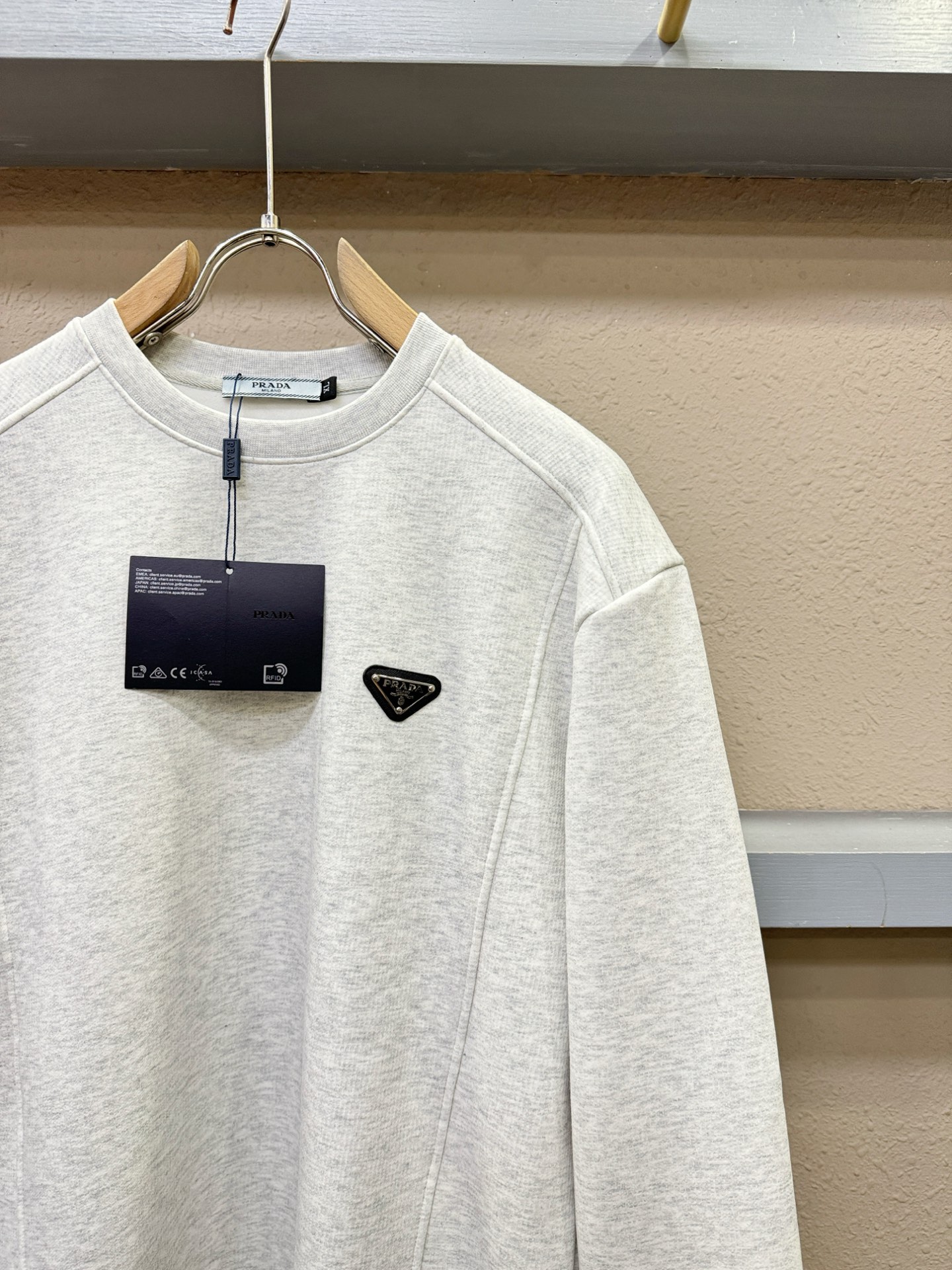 PRADA 普拉达 2025ss秋季新品 长袖卫衣，经典Logo设计，百搭款 官网同步发售 定制面料，柔