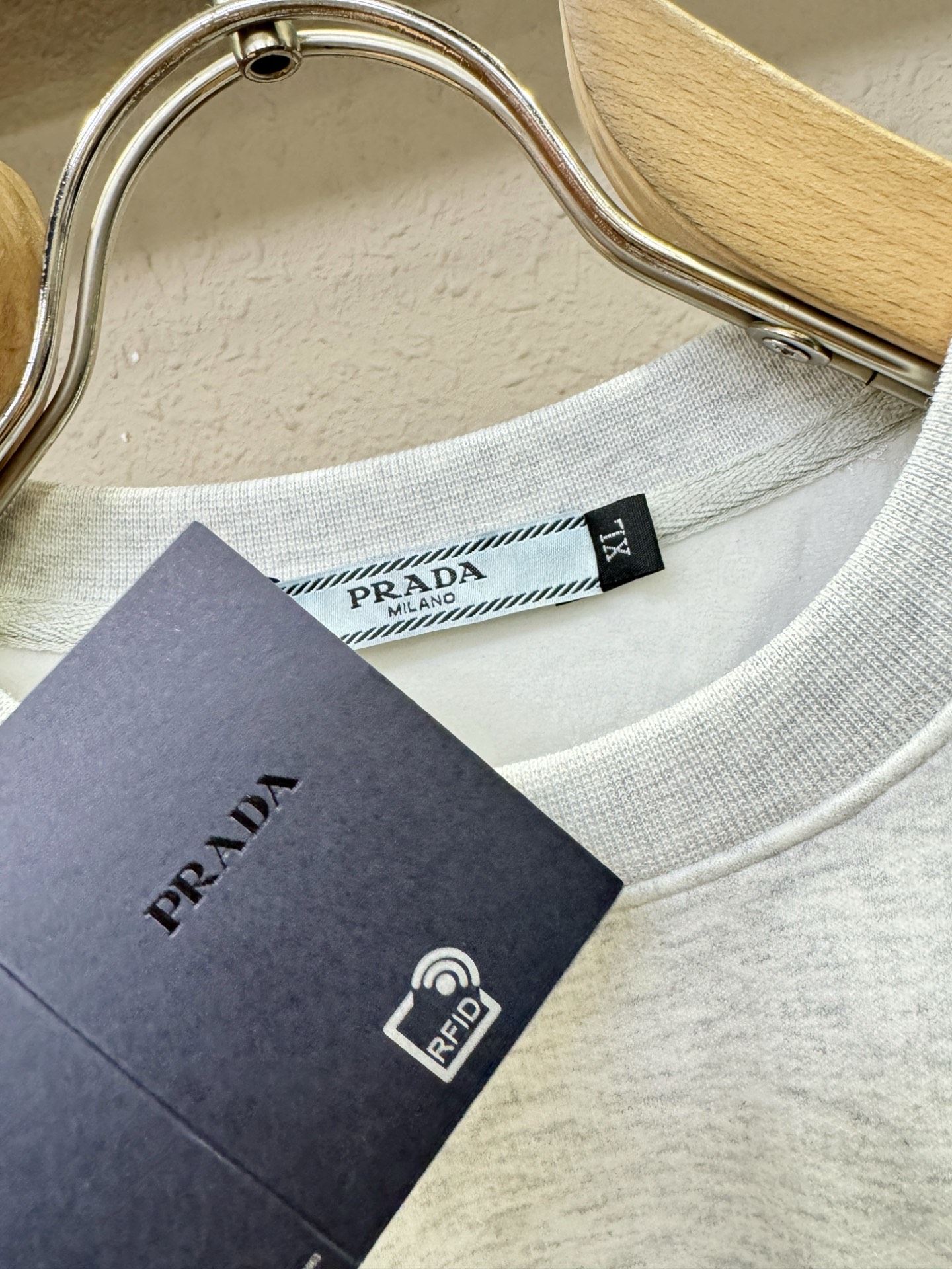 PRADA 普拉达 2025ss秋季新品 长袖卫衣，经典Logo设计，百搭款 官网同步发售 定制面料，柔