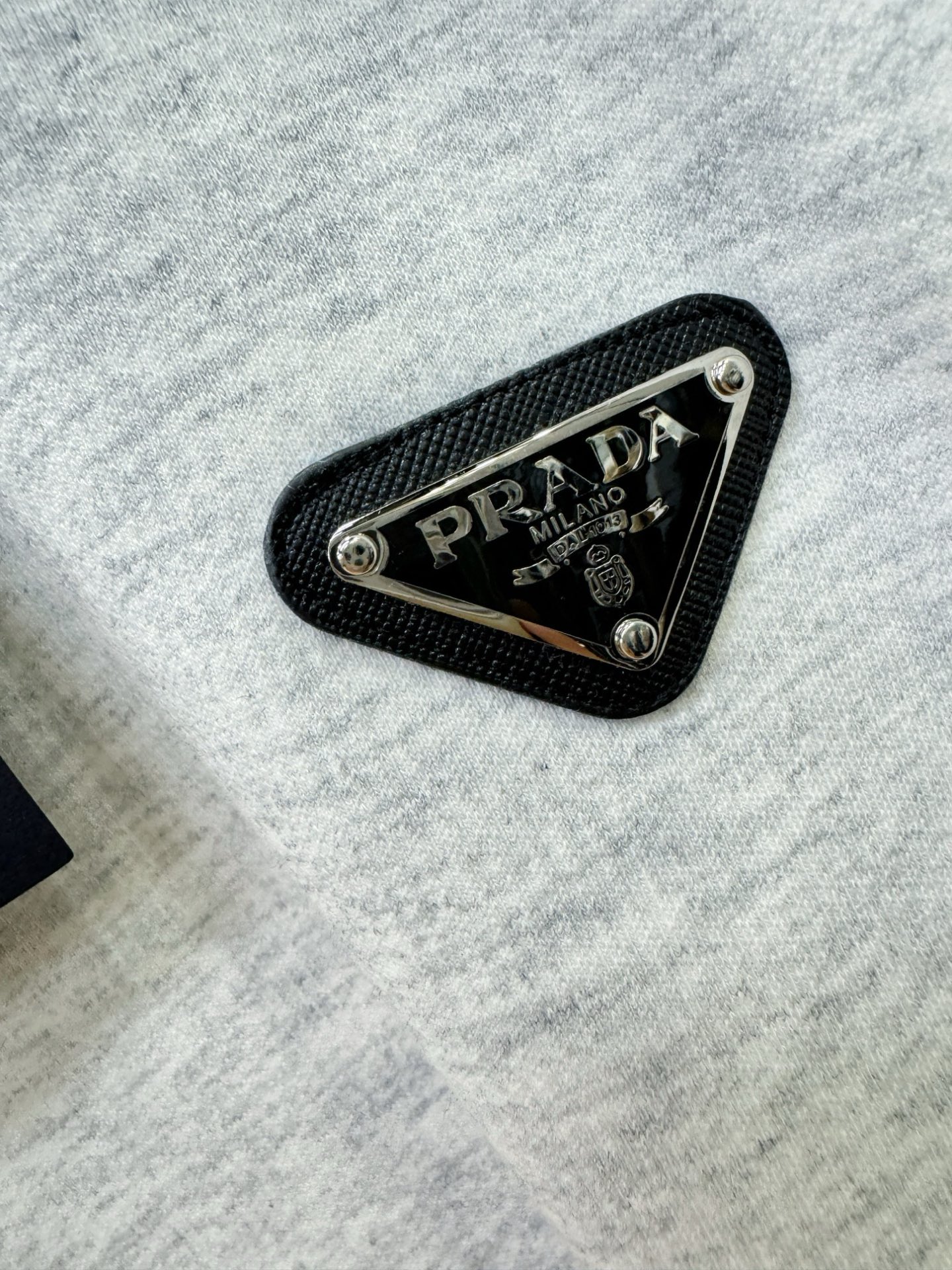 PRADA 普拉达 2025ss秋季新品 长袖卫衣，经典Logo设计，百搭款 官网同步发售 定制面料，柔