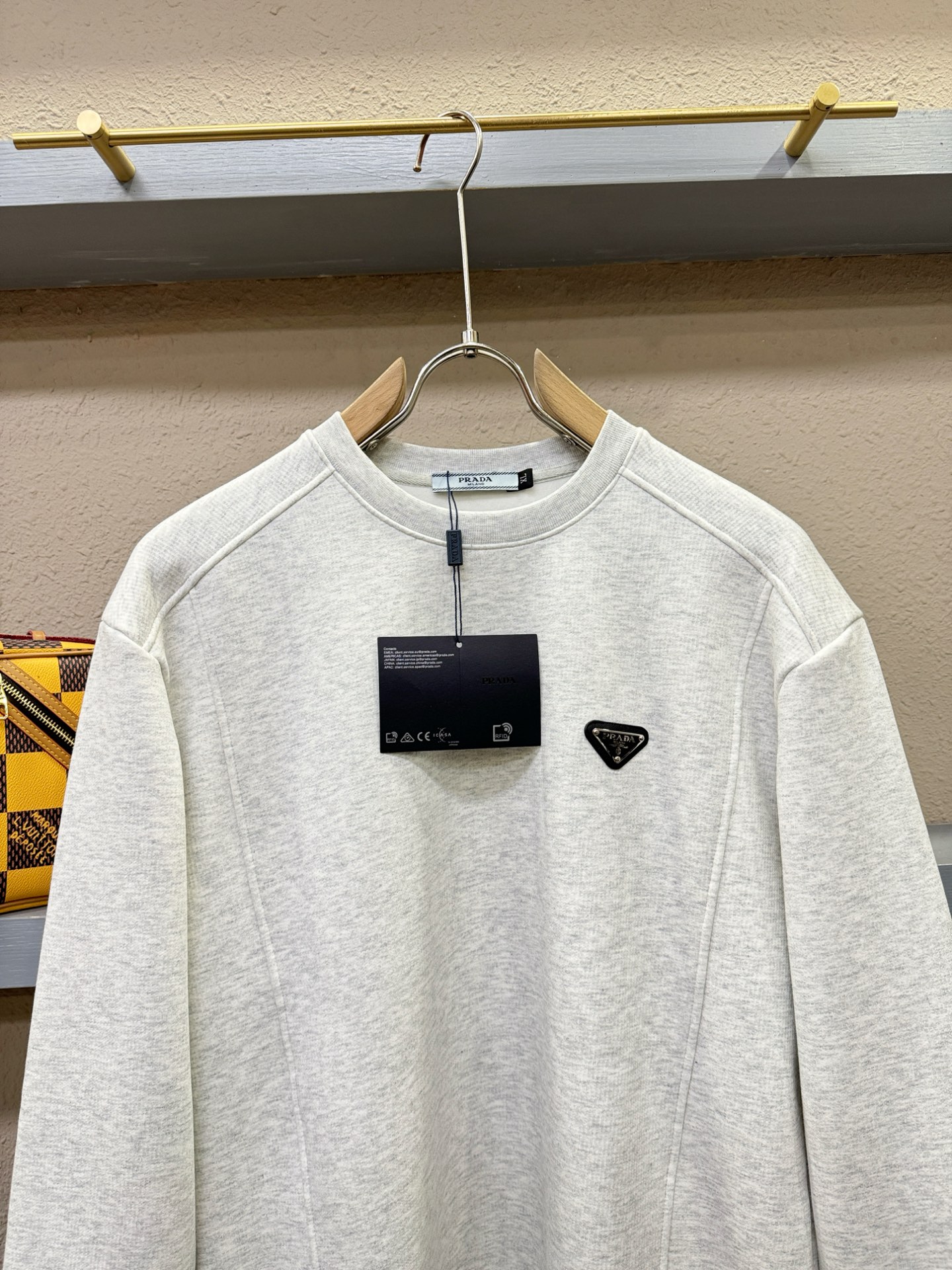 PRADA 普拉达 2025ss秋季新品 长袖卫衣，经典Logo设计，百搭款 官网同步发售 定制面料，柔