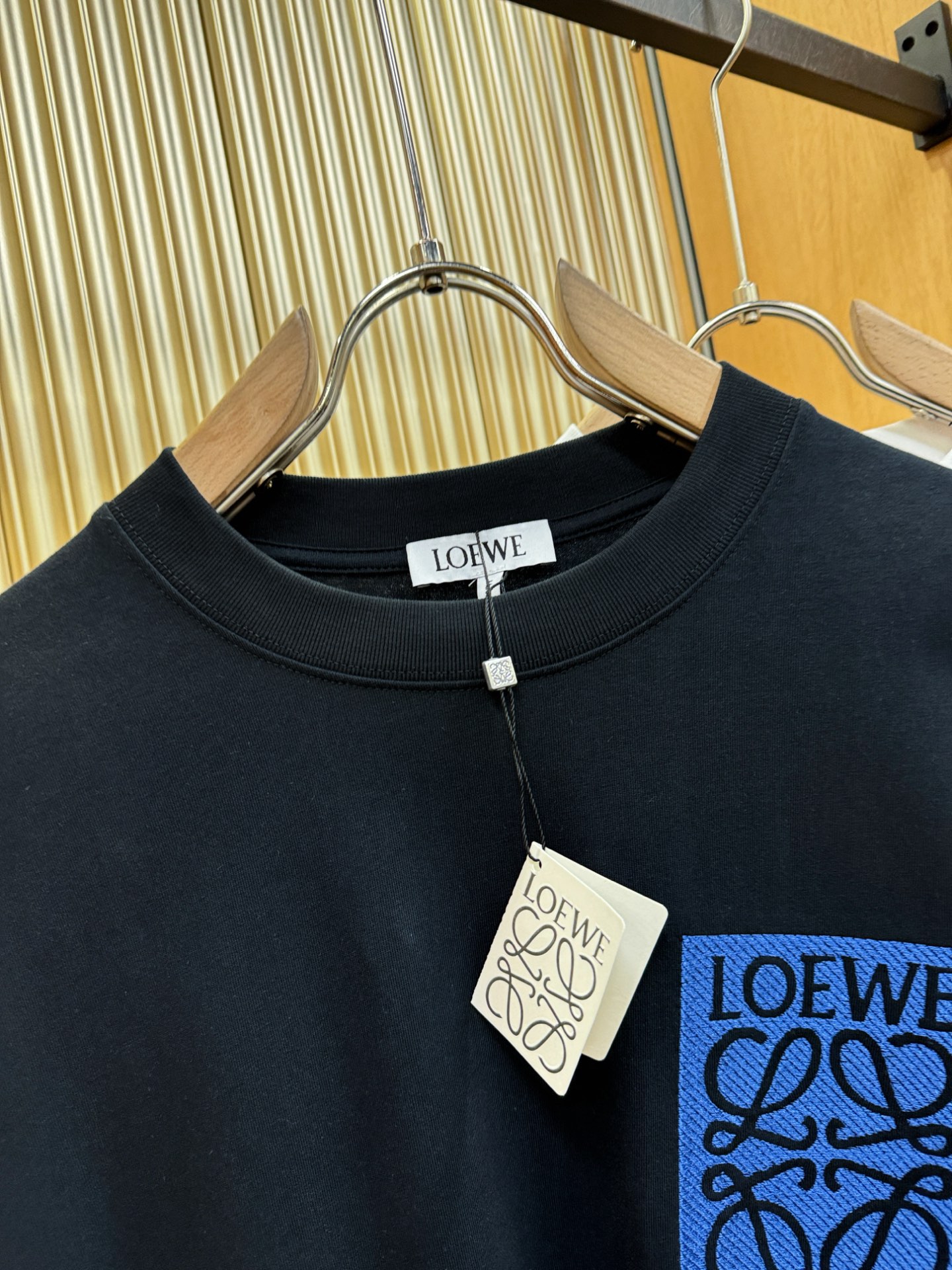 LOEWE罗意威 2025ss秋冬新品 长袖T恤，经典Logo设计，百搭款 官网同步发售 定制面料，柔软