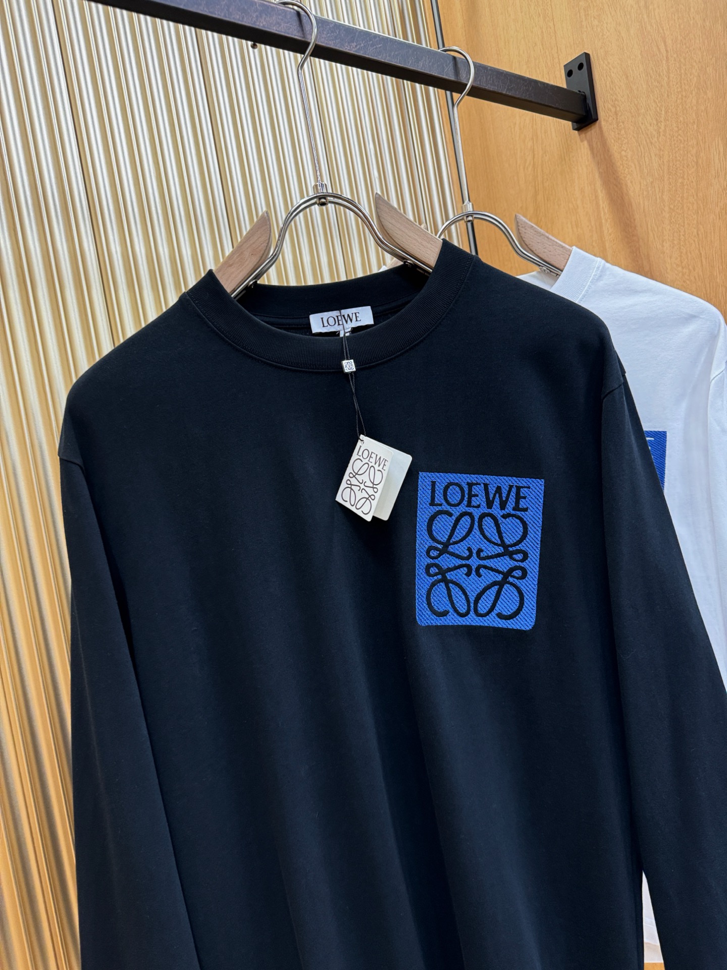 LOEWE罗意威 2025ss秋冬新品 长袖T恤，经典Logo设计，百搭款 官网同步发售 定制面料，柔软
