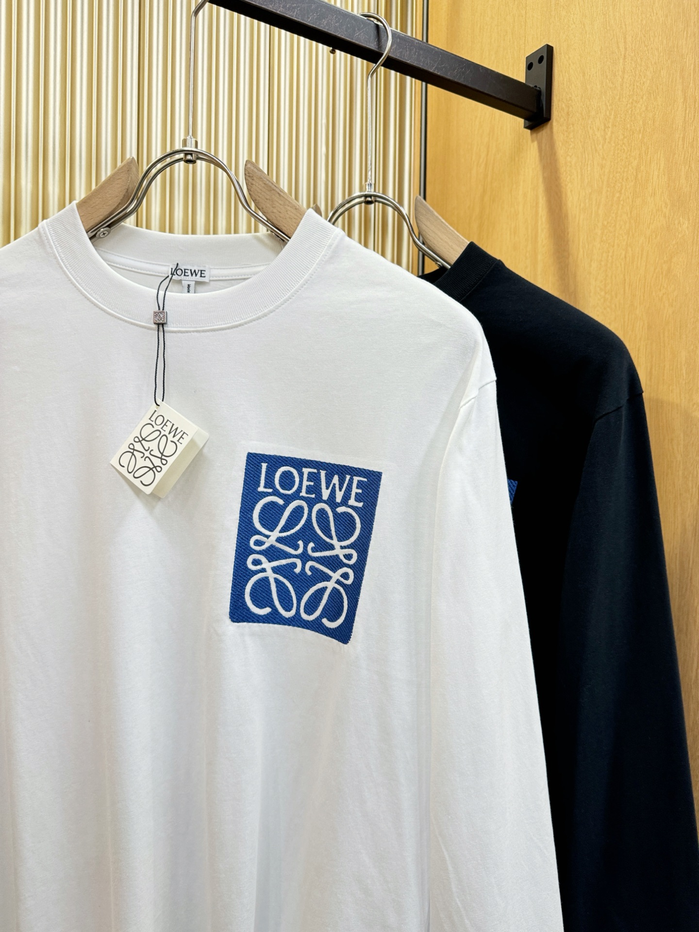 LOEWE罗意威 2025ss秋冬新品 长袖T恤，经典Logo设计，百搭款 官网同步发售 定制面料，柔软